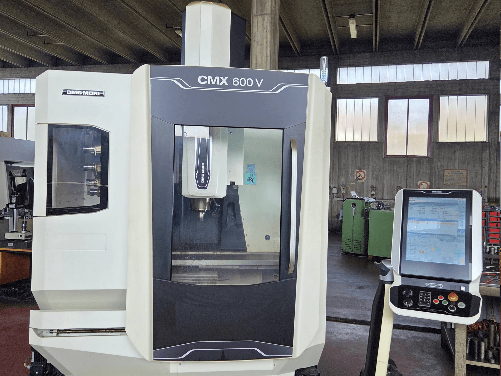 Verticaal bewerkingscentrum DMG MORI CMX 600V in vooraanzicht, met een detail van het bedieningspaneel en het spindelgedeelte.