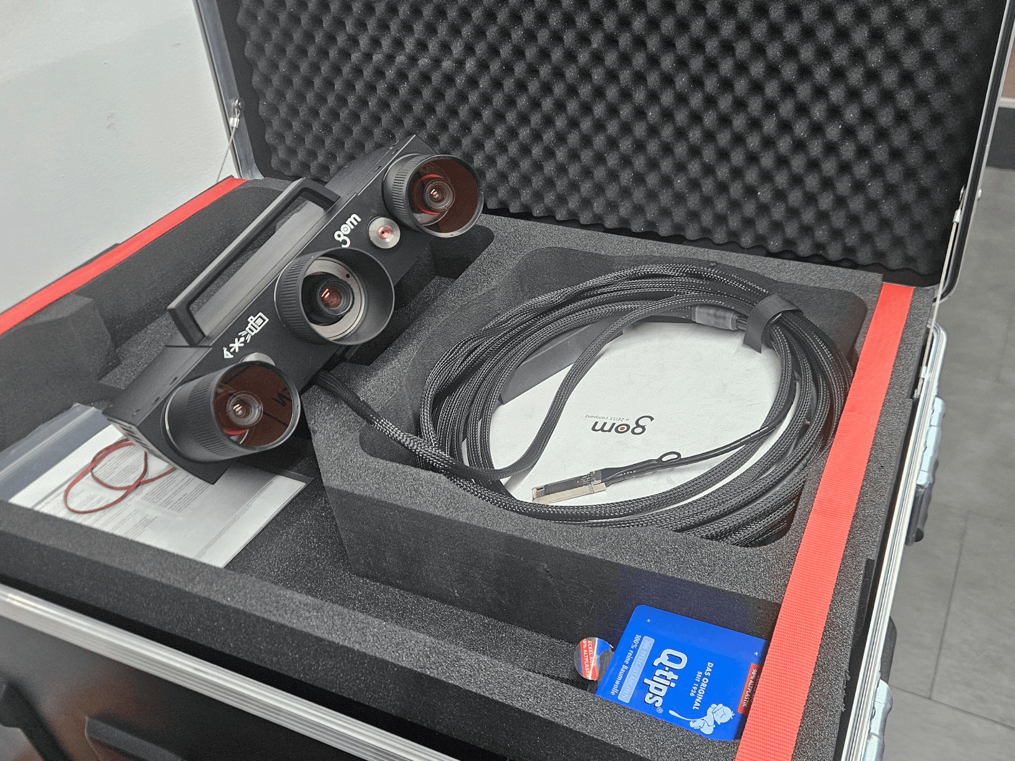ZEISS GOM ATOS 5 optische meetmachine met lenzen en kabel, van boven gezien in schuimrubberen koffer.