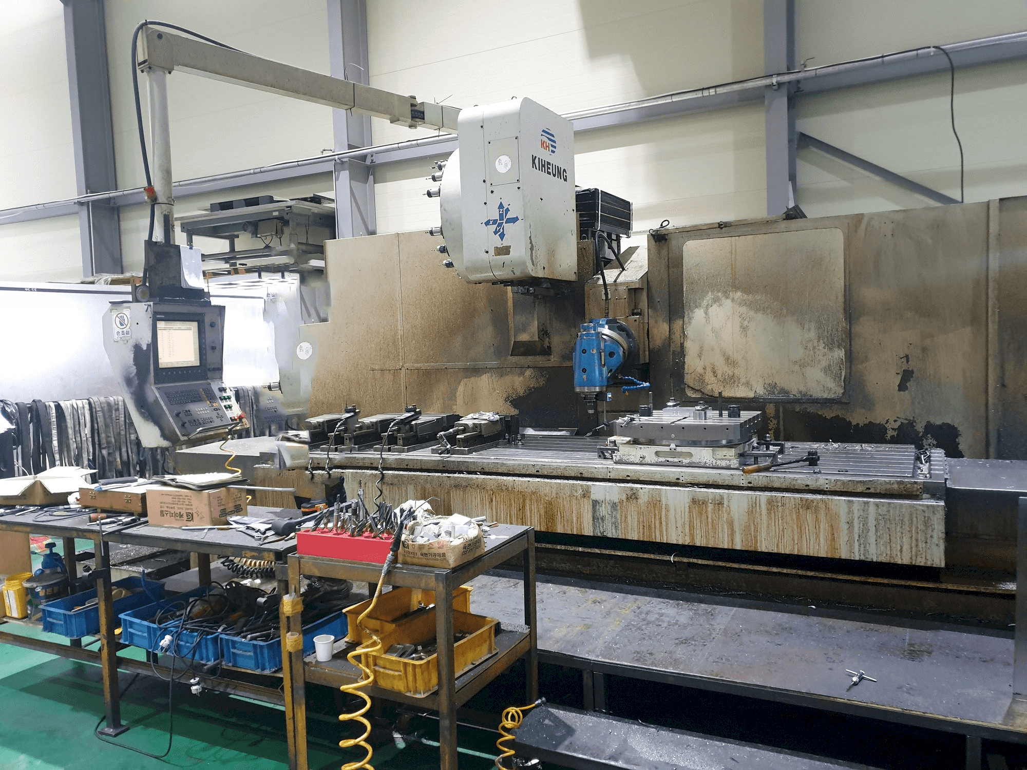 Vooraanzicht van KIHEUNG KNC-U1000 machine