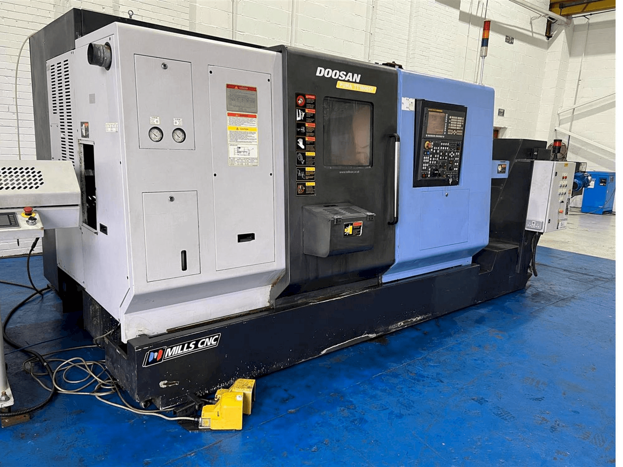 Vooraanzicht van Doosan TT1800SY machine