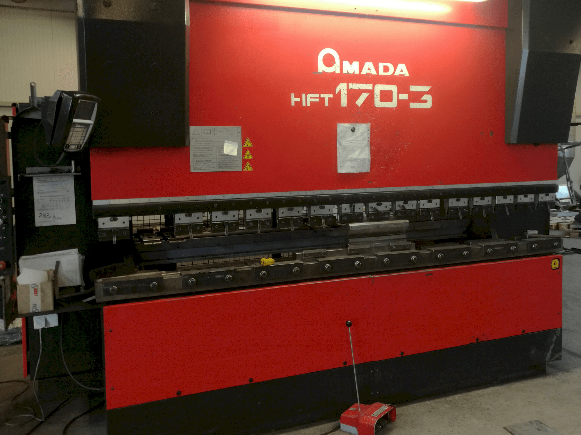 Vooraanzicht van AMADA HFT 170-3 machine