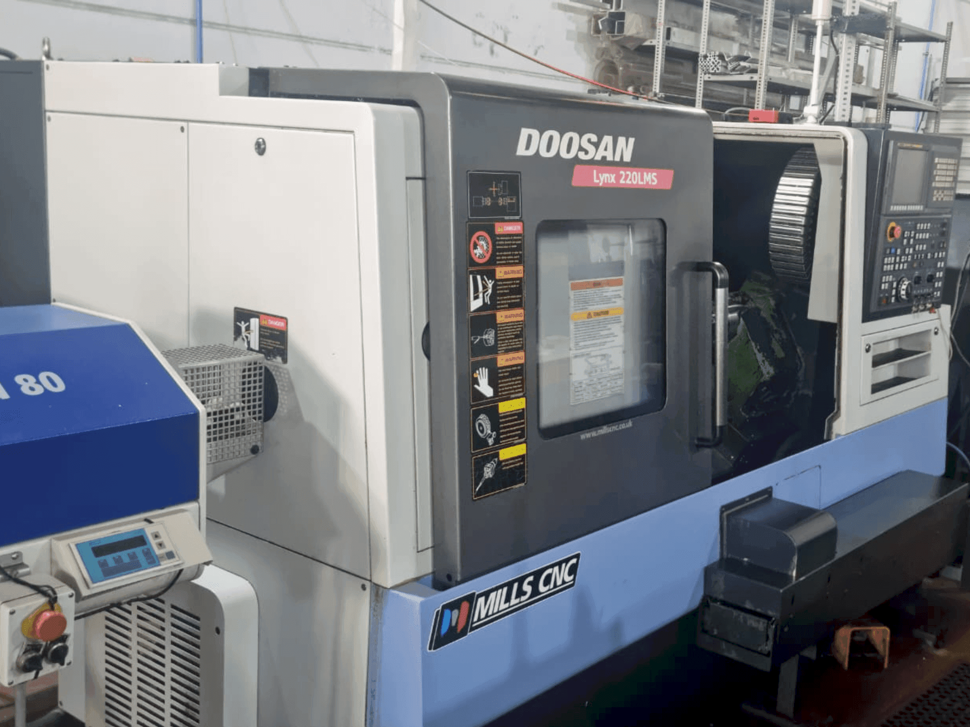 Vooraanzicht van DOOSAN Lynx 220 LMSA machine