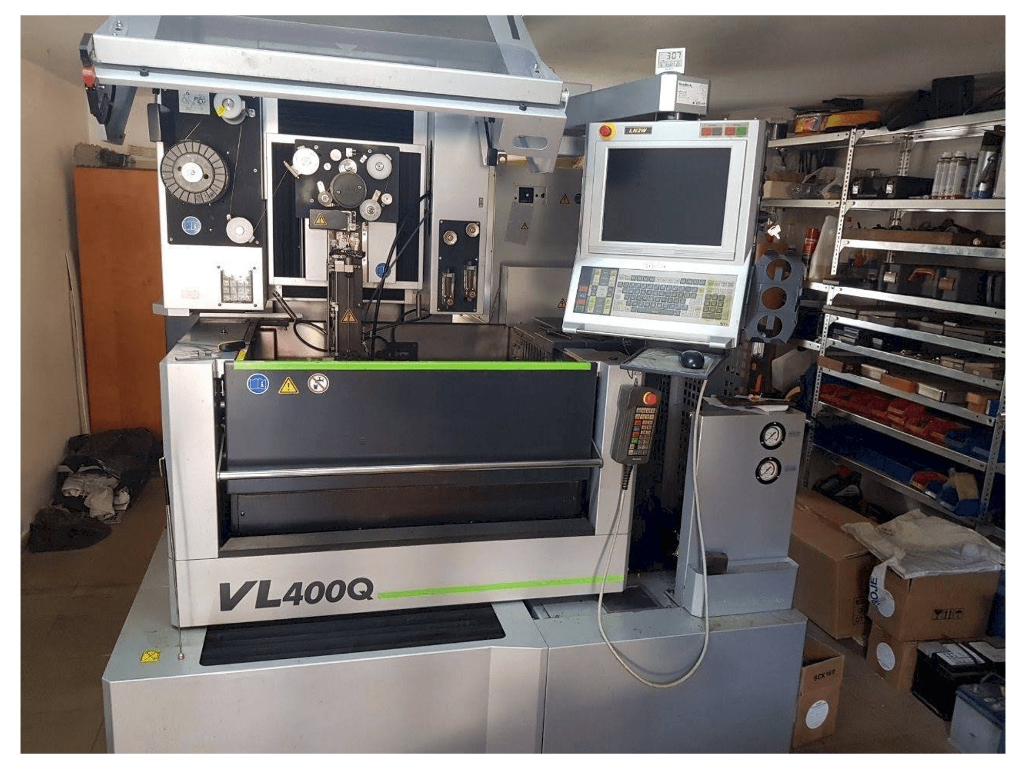 Vooraanzicht van Sodick VL 400Q machine