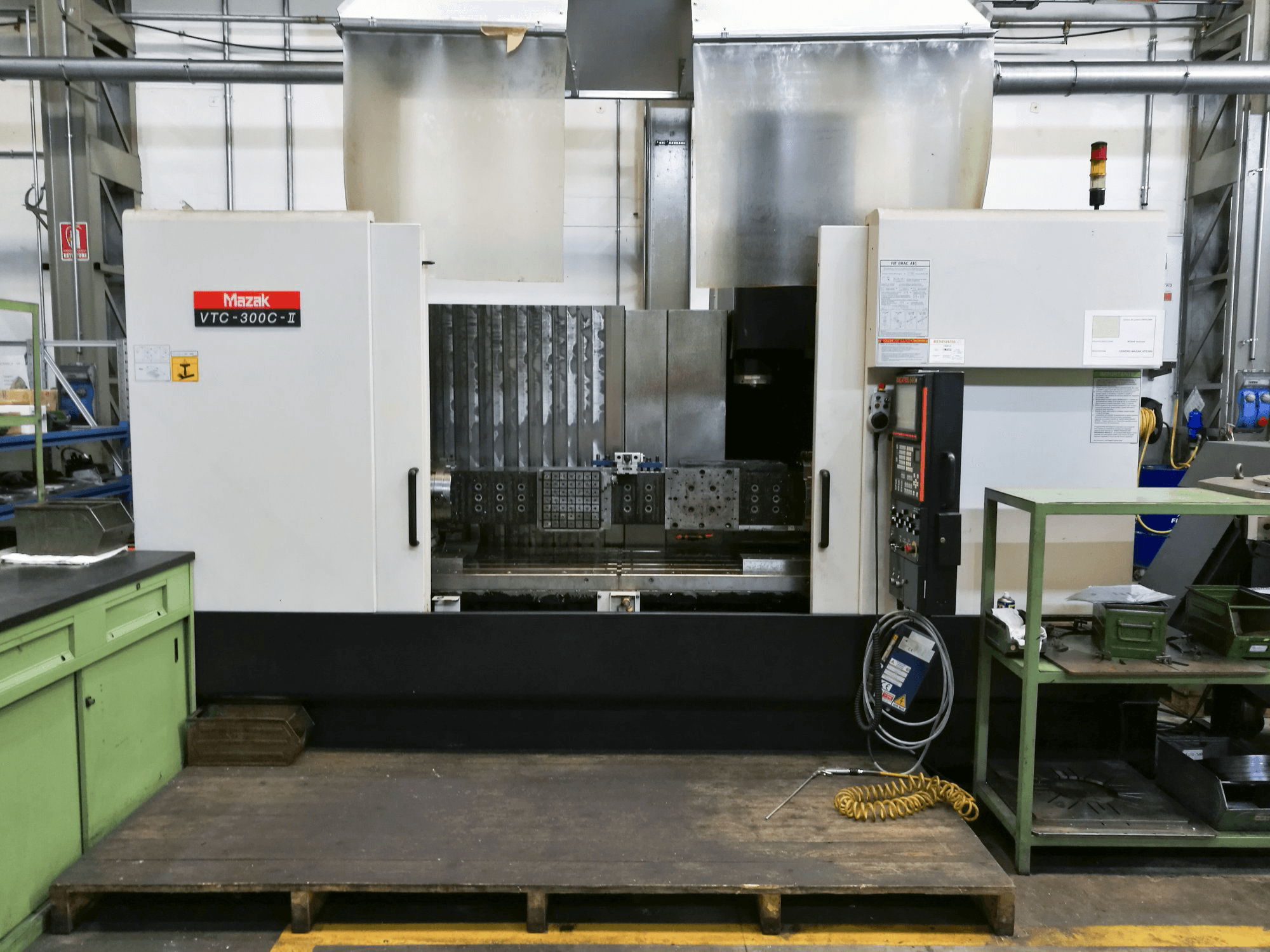 Vooraanzicht van Mazak VTC-300C machine