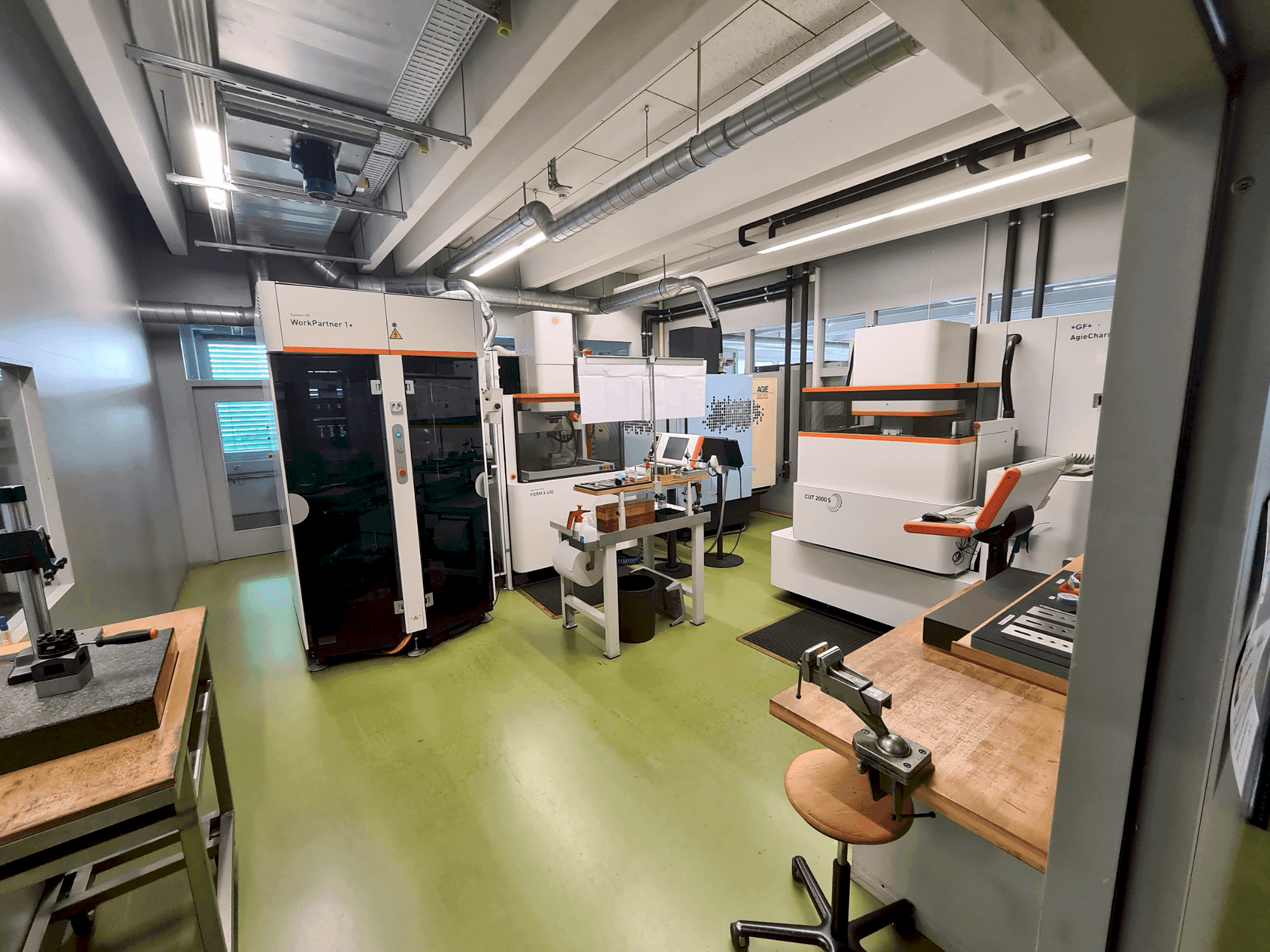 Vooraanzicht van AGIE AGIETRON INNOVATION 2 machine