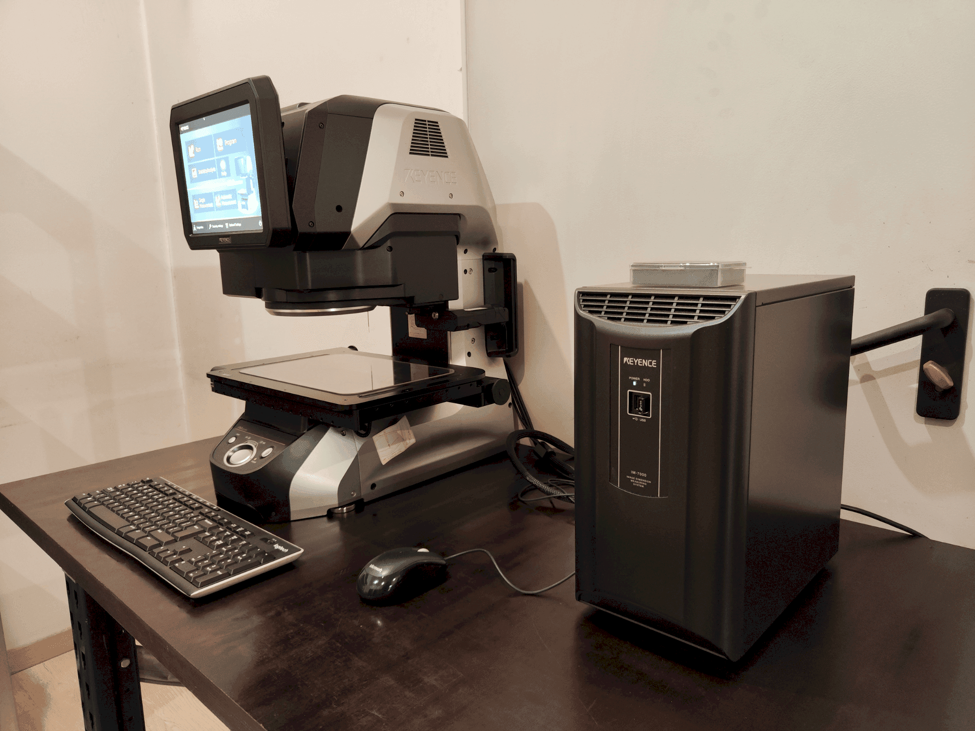 Vooraanzicht van KEYENCE IM-7030T machine