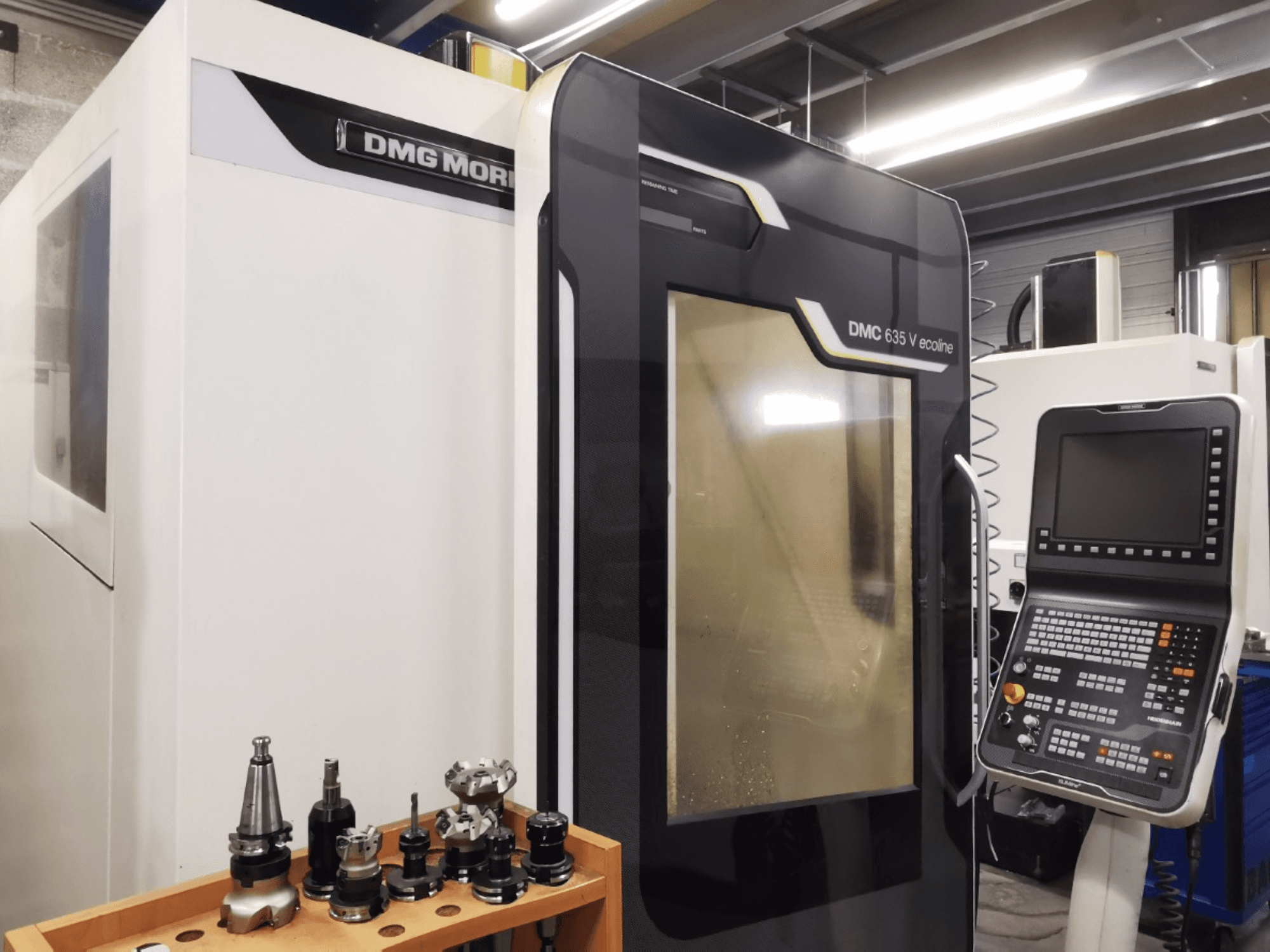 Vooraanzicht van het verticale bewerkingscentrum DMG MORI DMC 635 V ecoline, met het bedieningspaneel en de gereedschapshouder.