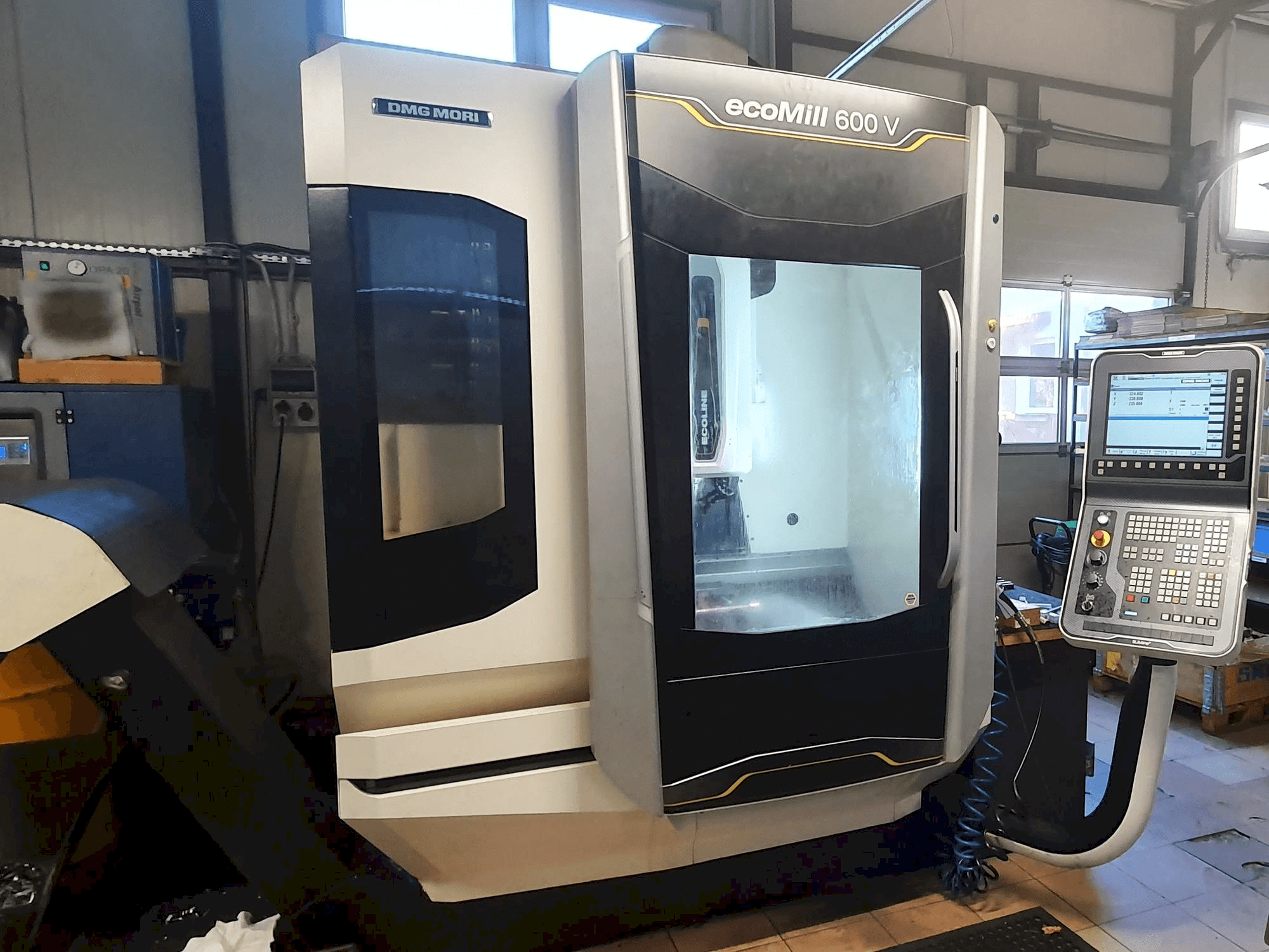 Vooraanzicht van DMG MORI Ecomill 600 V machine