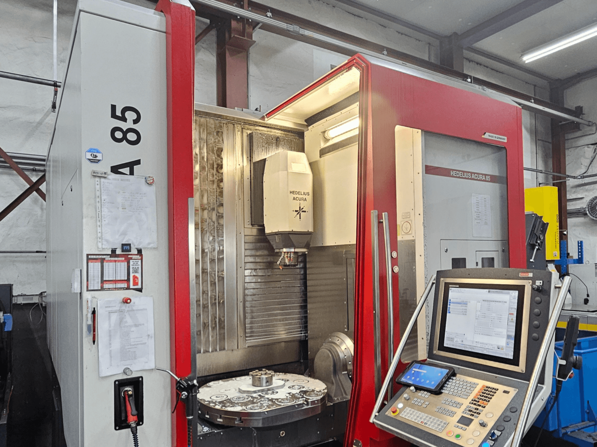 HEDLIUS Acura 85 verticaal bewerkingscentrum, vooraanzicht, met bedieningspaneel en een roterende tafel voor precisiebewerking.