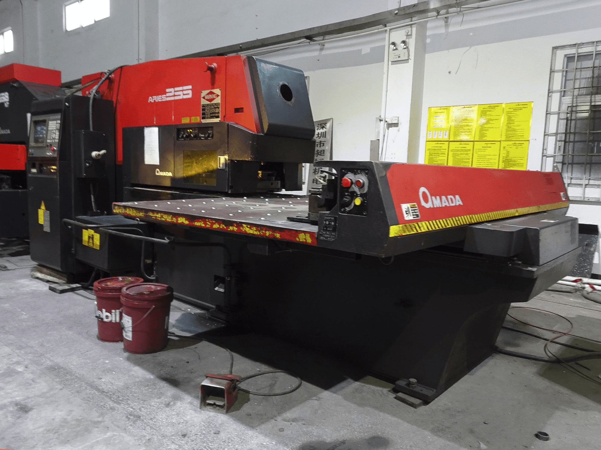 Recht aanzicht 1 van AMADA ARIES 255 machine