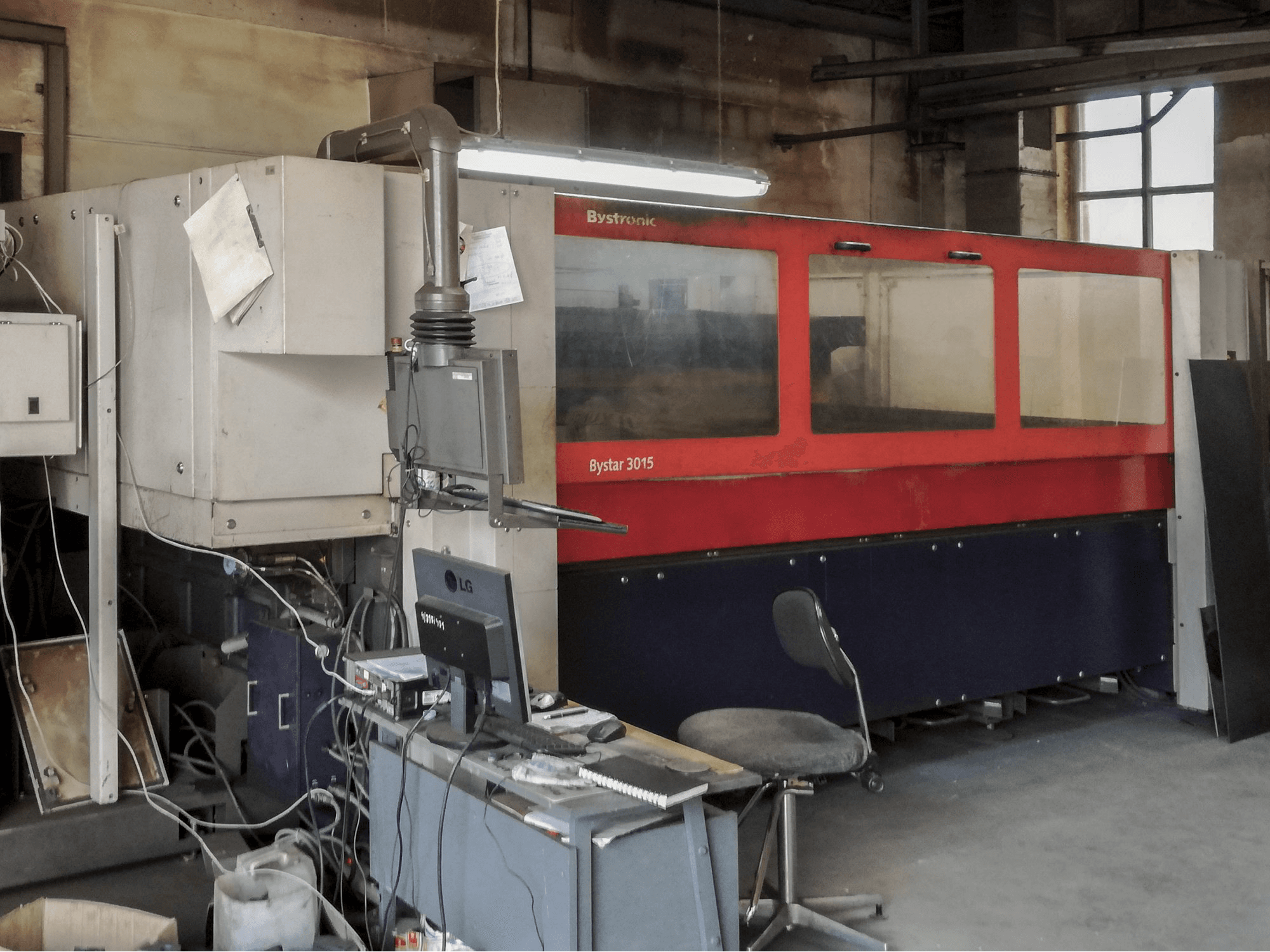 Links zicht van Bystronic Bystar 3015 machine