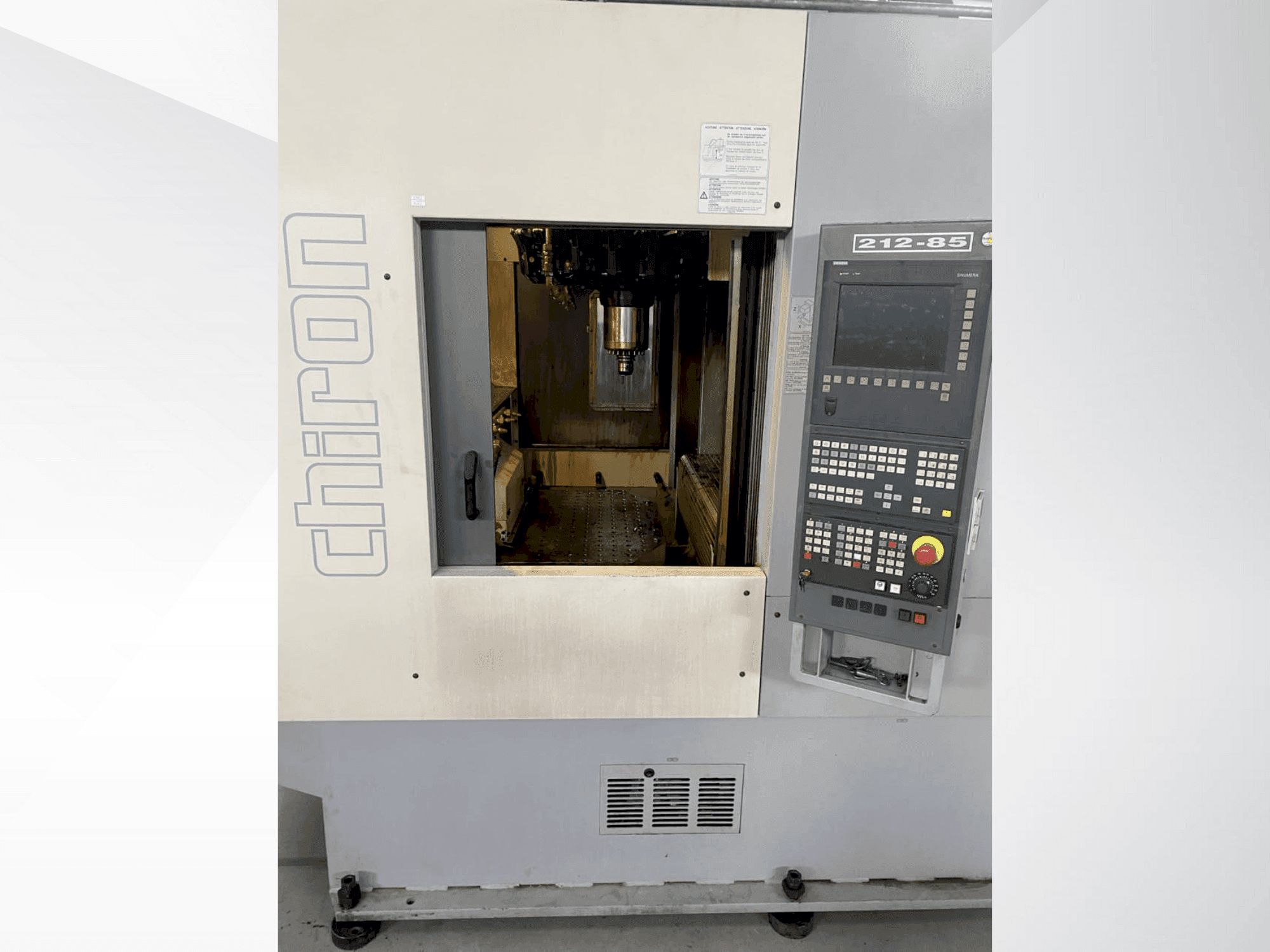 Vooraanzicht van CHIRON DZ 18 W machine