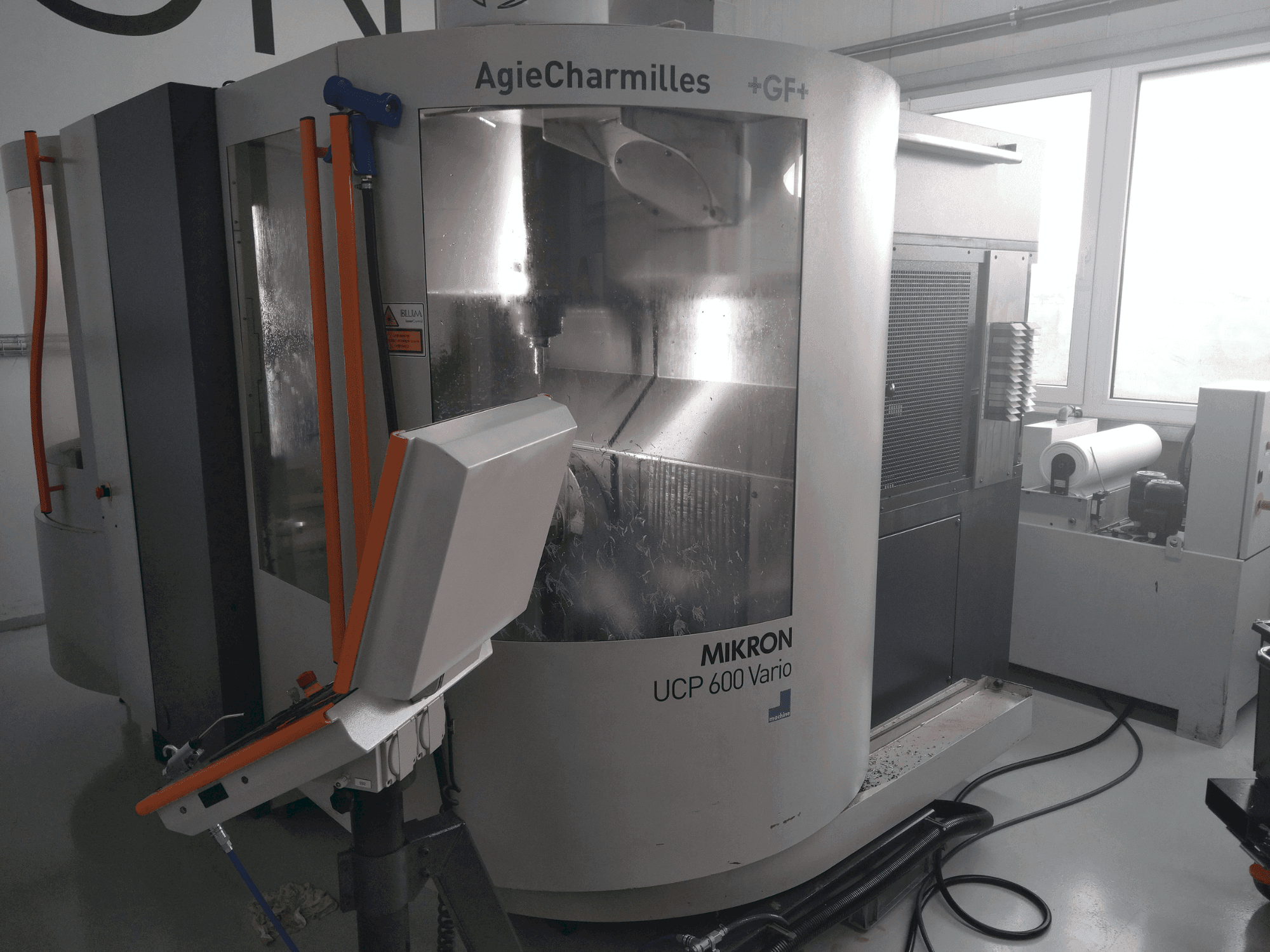 Vooraanzicht van MIKRON UCP 600 Vario machine