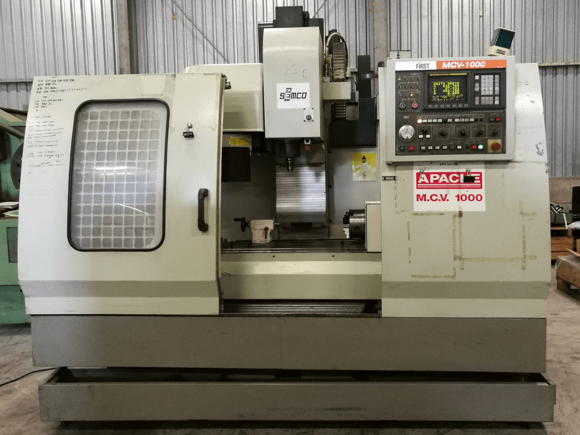 Vooraanzicht van FIRST MCV-1000 machine