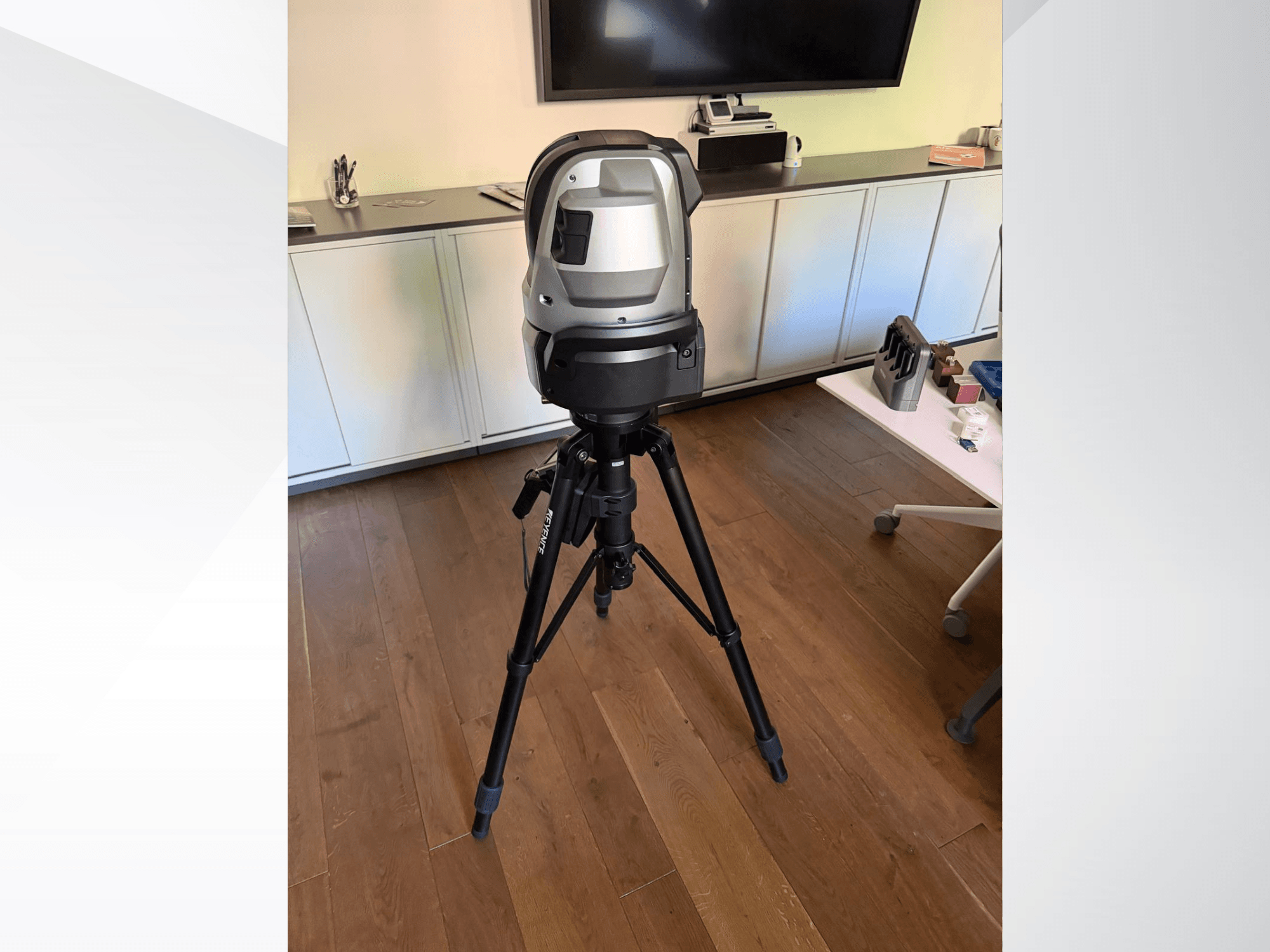 KEYENCE WM c3000 coördinatenmeetmachine, gezien vanaf de voorkant, gemonteerd op een statief met een strak ontwerp en bedieningsinterface.