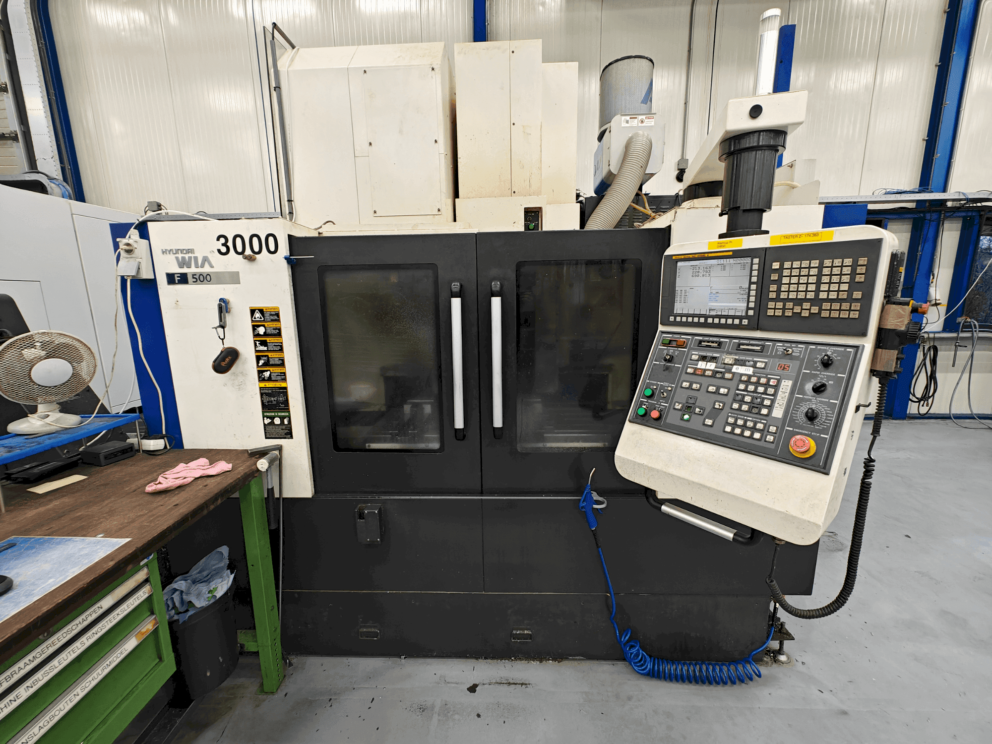 Vooraanzicht van Hyundai Wia F500 machine