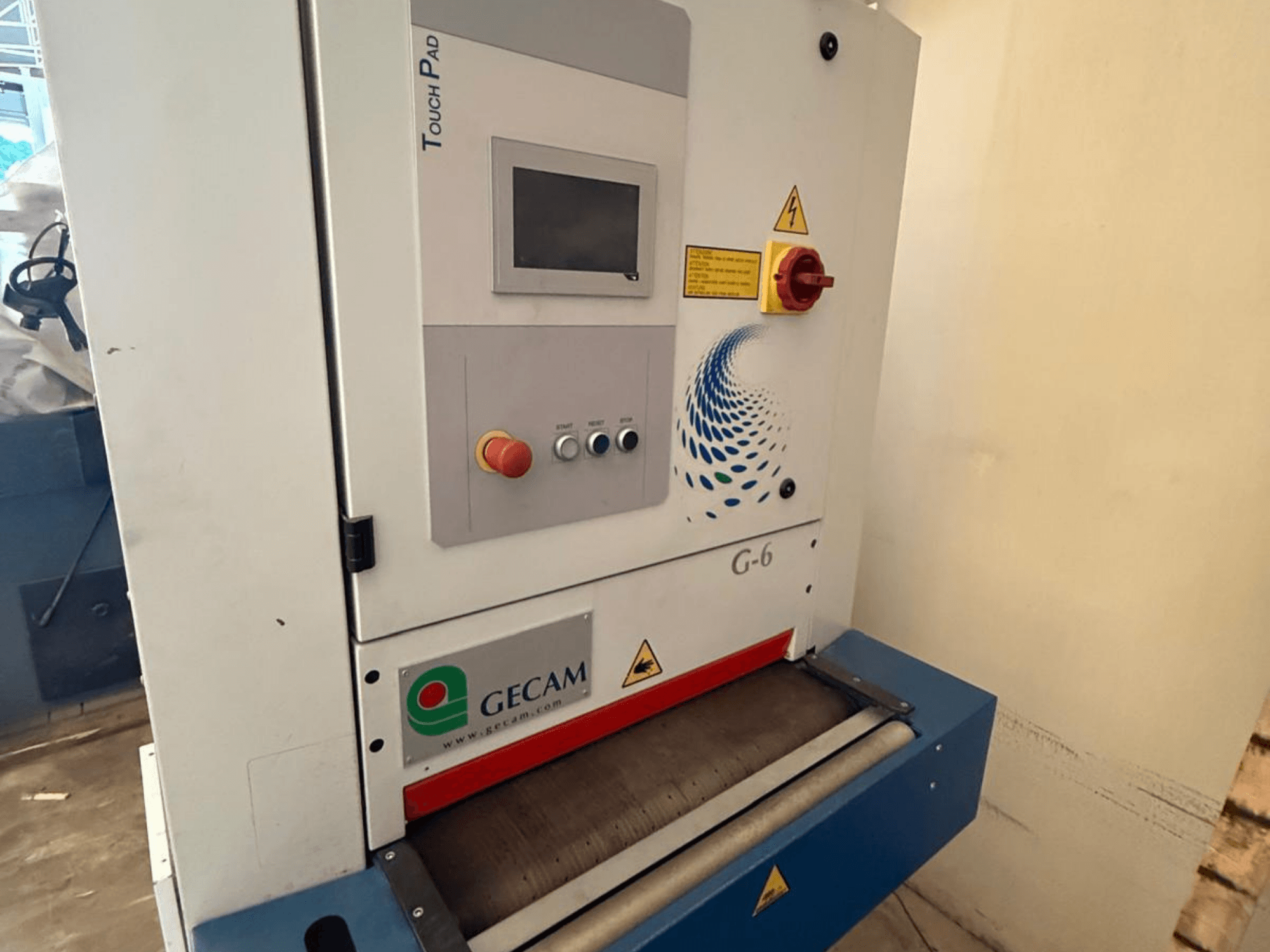 GECAM G6 RBB-ontbraammachine in vooraanzicht met touchscreenbedieningspaneel en indicatielampjes aan de zijkant.