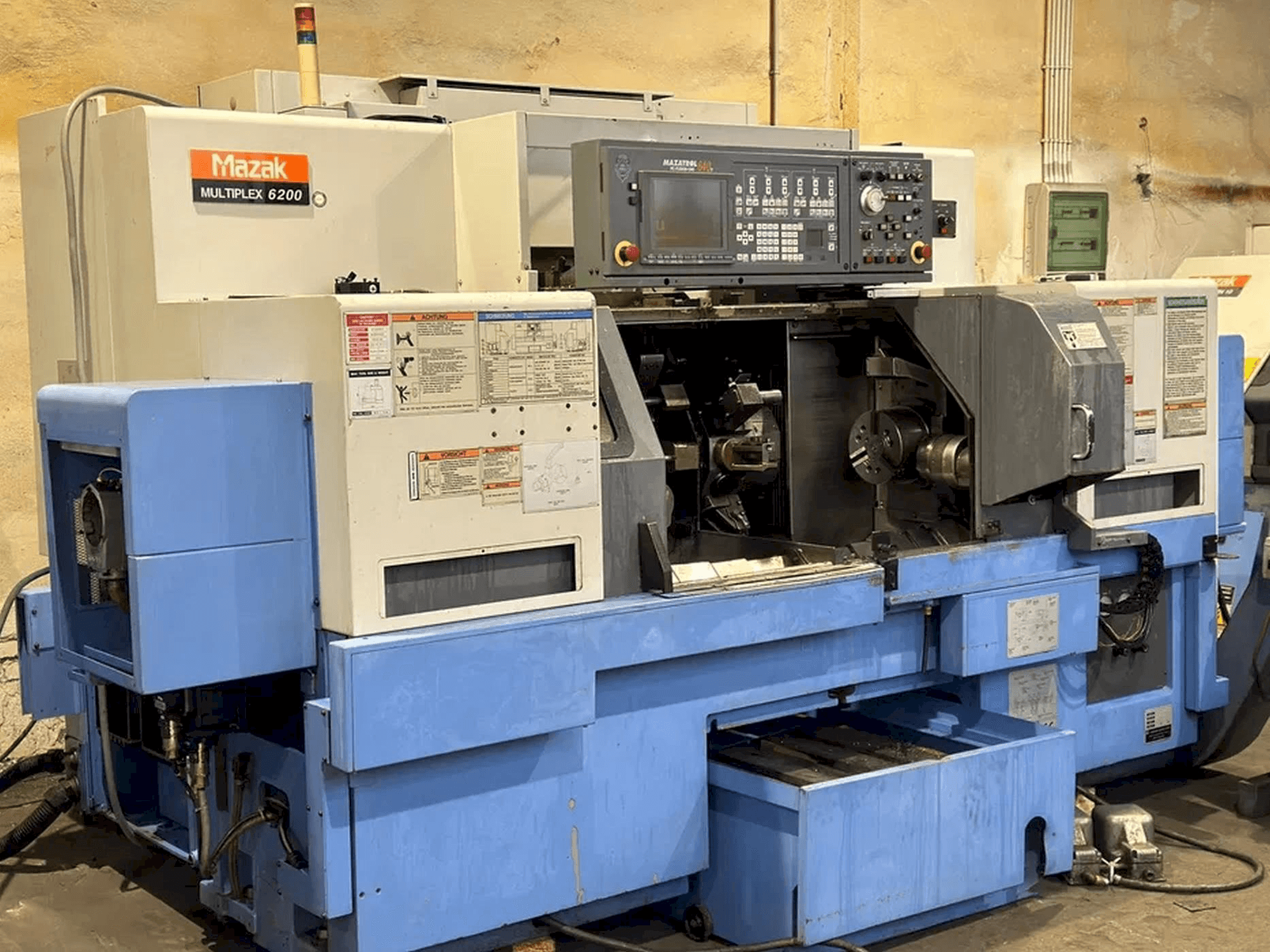 Vooraanzicht van Mazak Multiplex 6200 machine