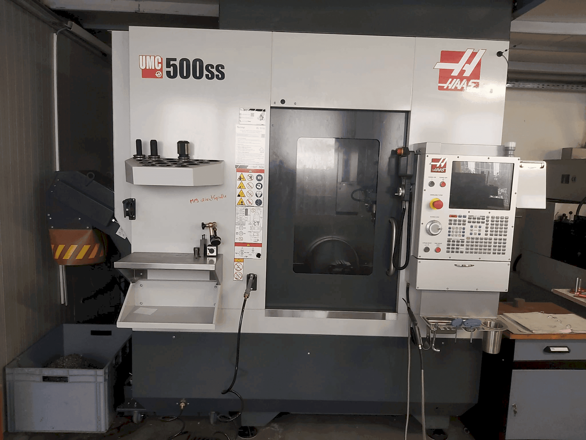 Vooraanzicht van HAAS UMC-500SS machine