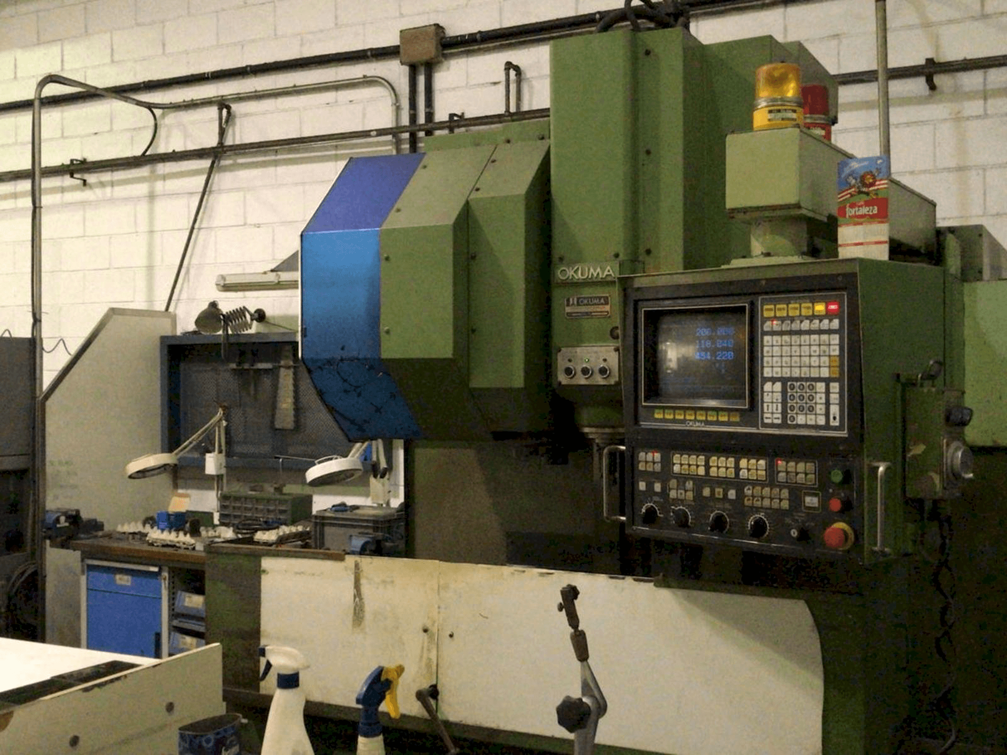 Recht aanzicht van Okuma MC-4VA machine