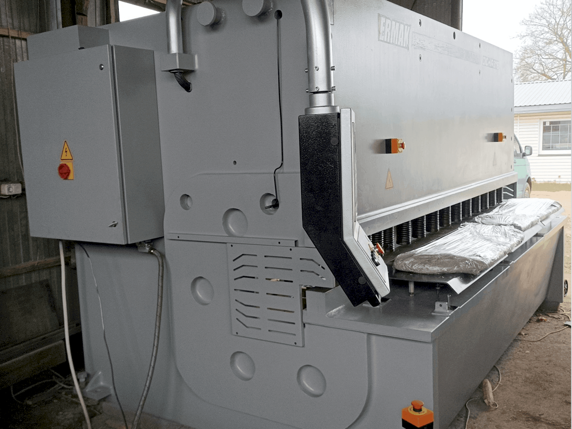 Vooraanzicht van ERMAKSAN HVR 3100-16 machine
