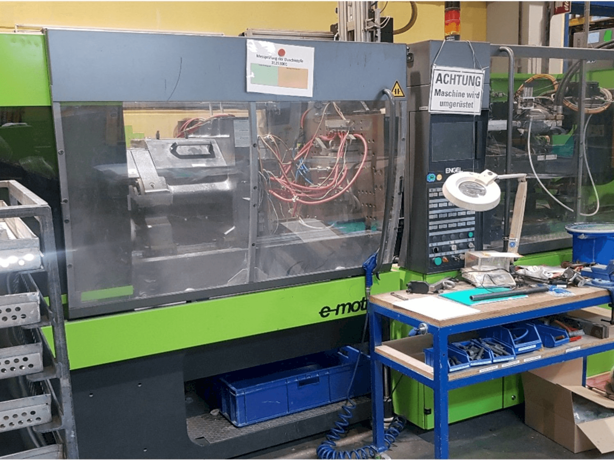 Vooraanzicht van ENGEL e-motion 200/100 machine