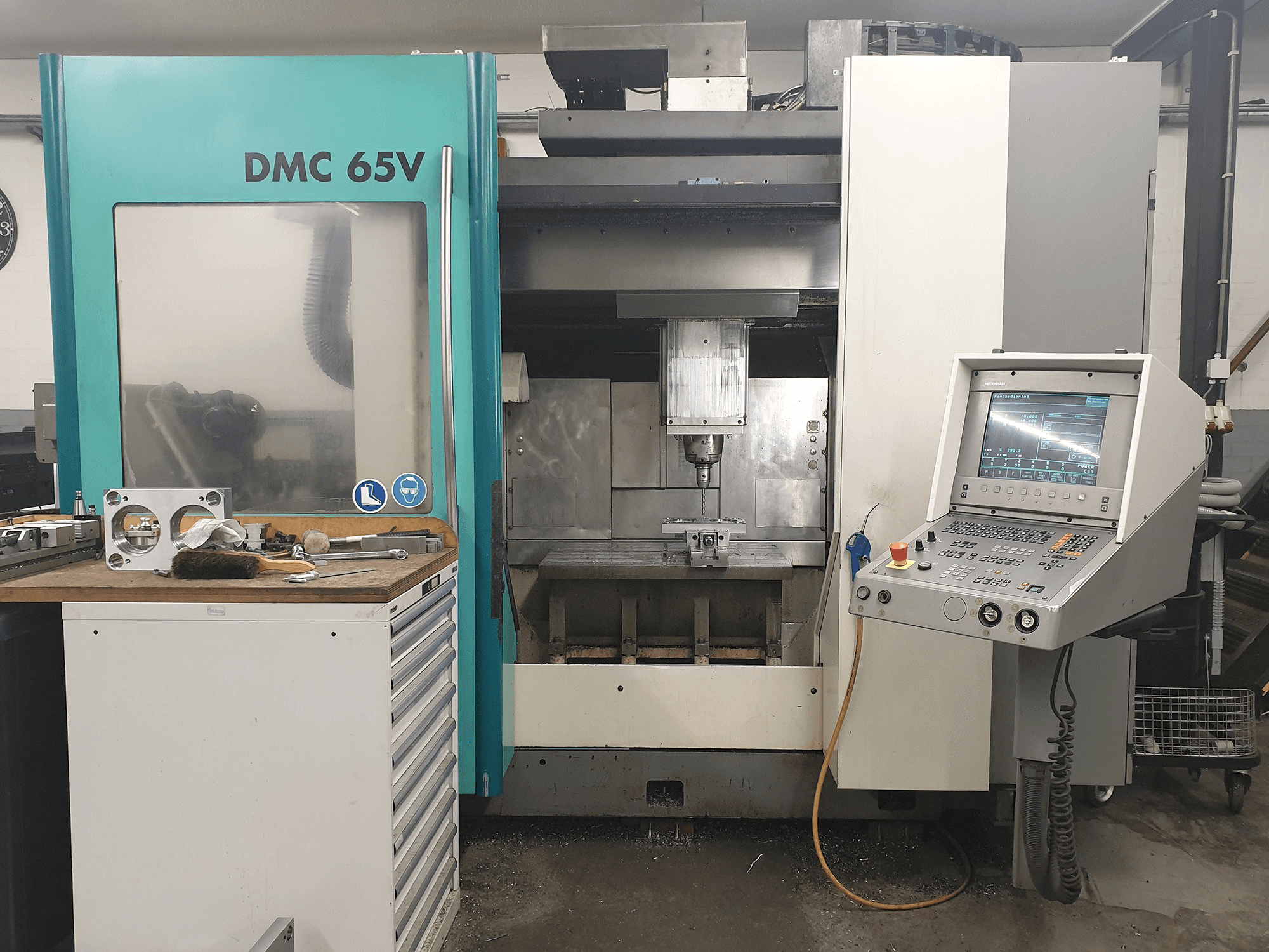 Vooraanzicht van DECKEL MAHO DMC 65V machine