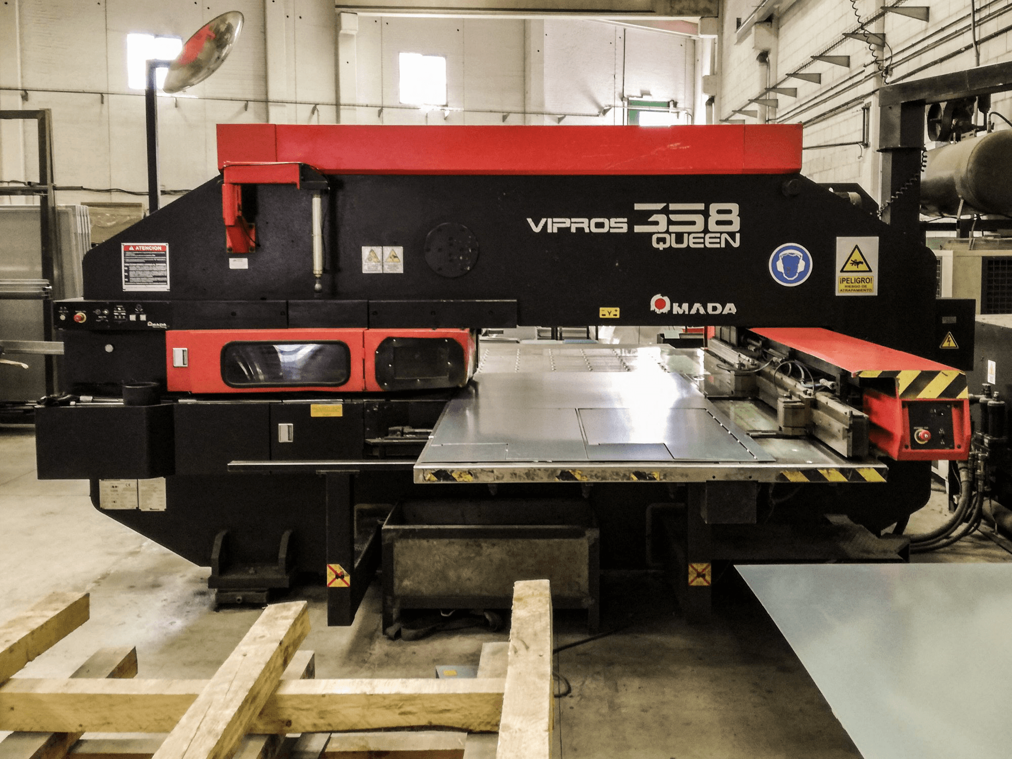 Vooraanzicht van AMADA Vipros 358 QUEEN machine