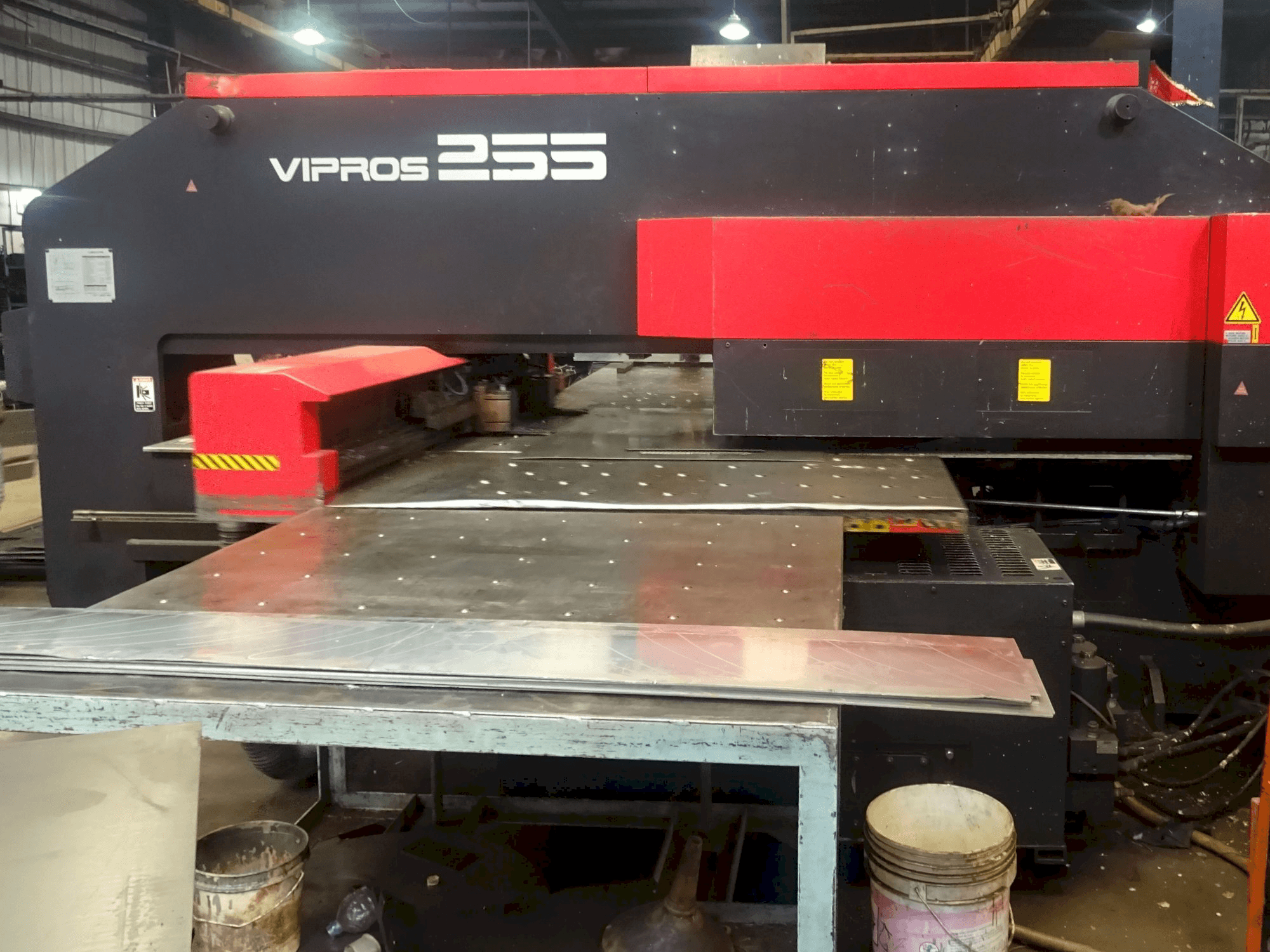 Linkerzijdeaanzicht van AMADA Vipros 255 machine