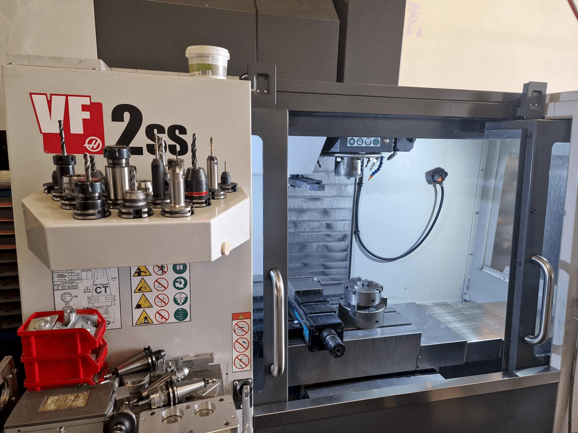 Vooraanzicht van HAAS VF-2SS machine