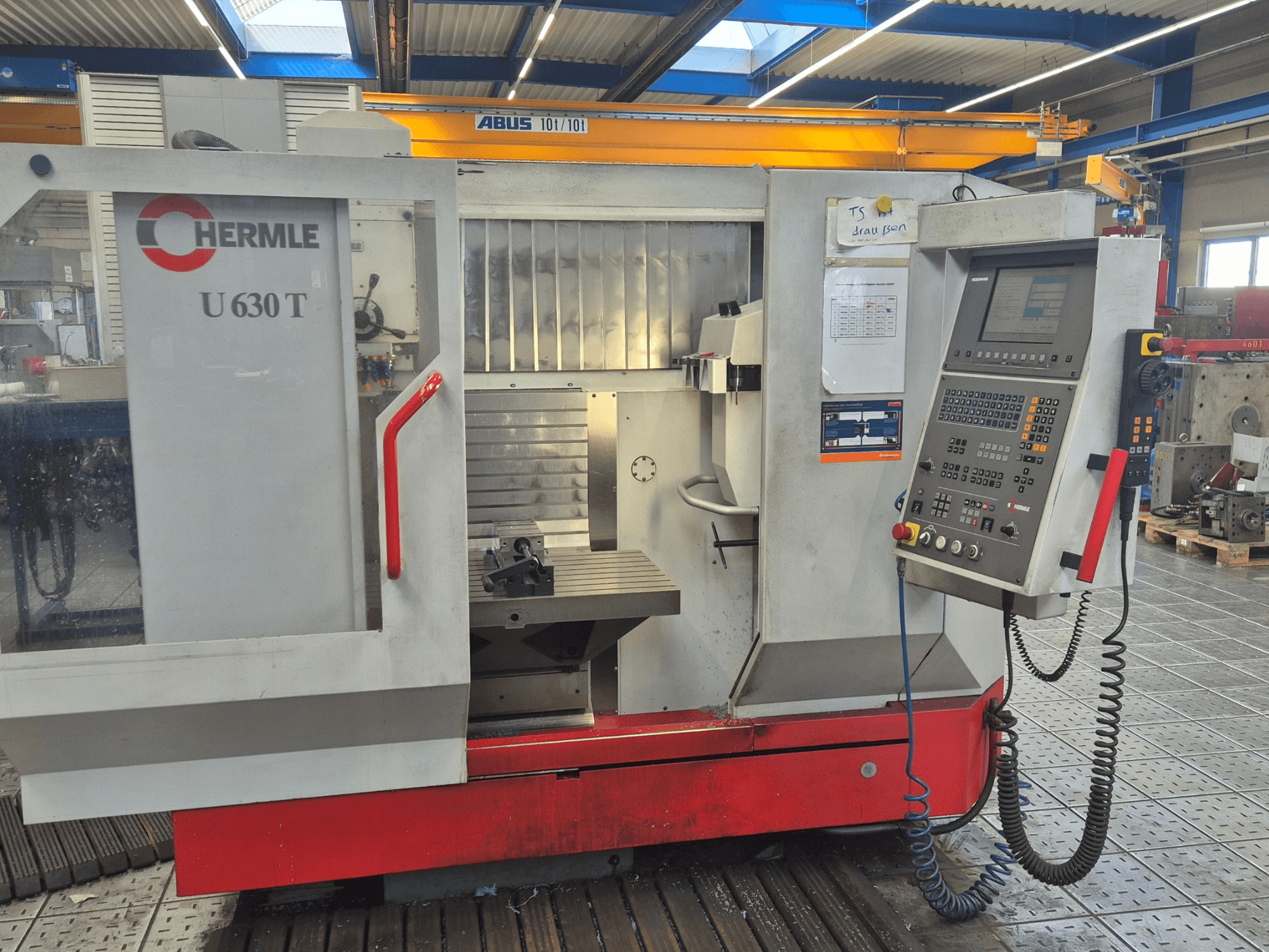 HERMLE U 630 T verticaal bewerkingscentrum in vooraanzicht, met bedieningspaneel, werktafel en veiligheidsscherm.
