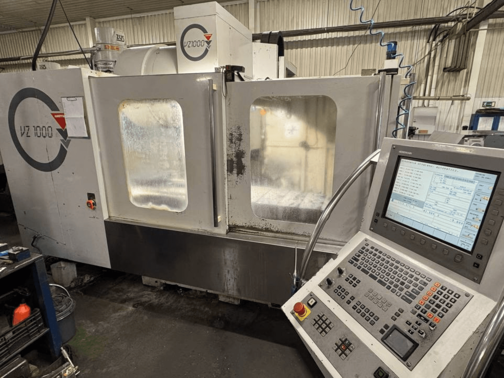 Vooraanzicht van WEMAS VZ 1000 verticaal bewerkingscentrum, met bedieningspaneel en transparante toegangsdeuren.