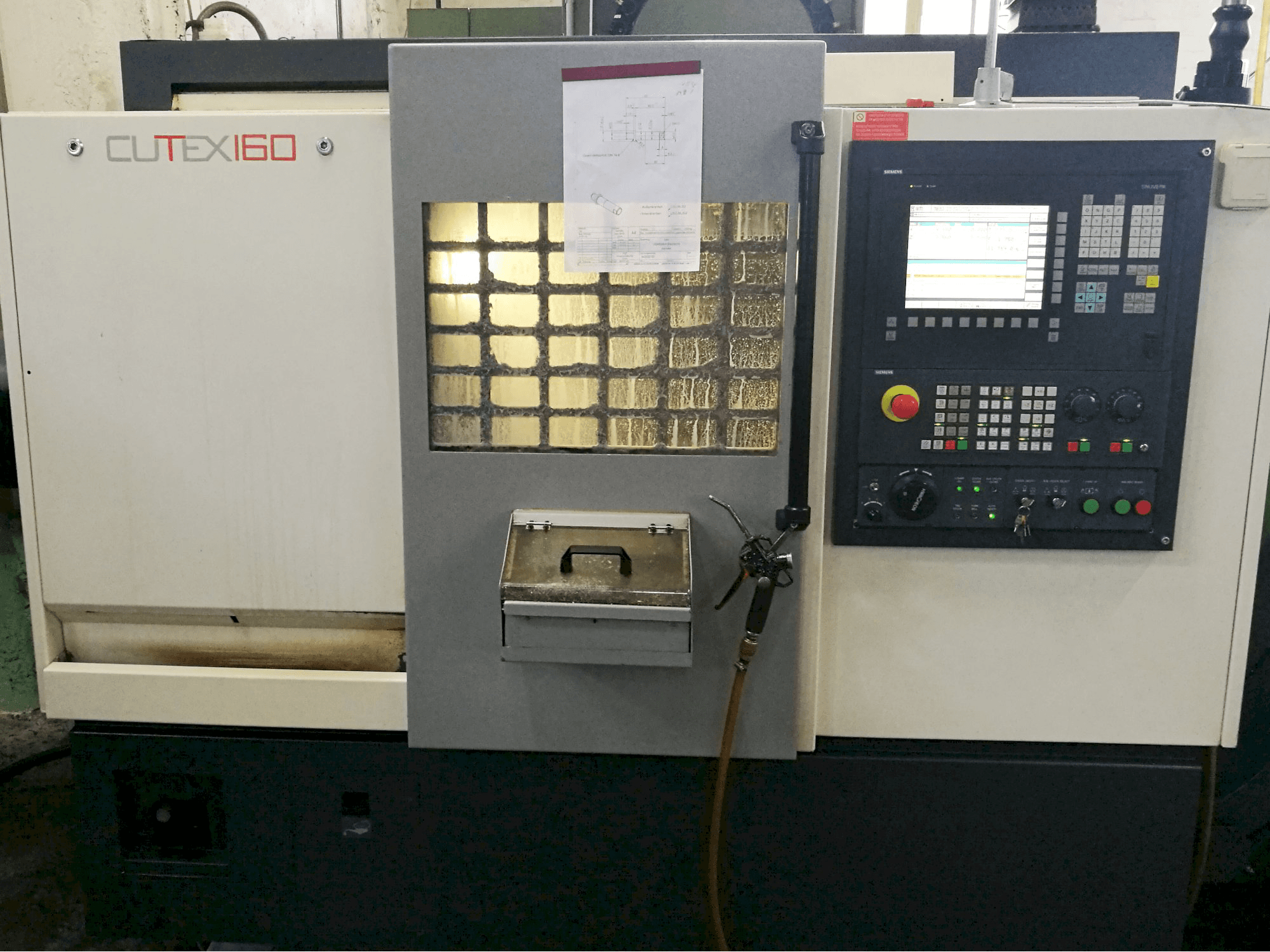 Vooraanzicht van HWACHEON CUTEX-160 machine