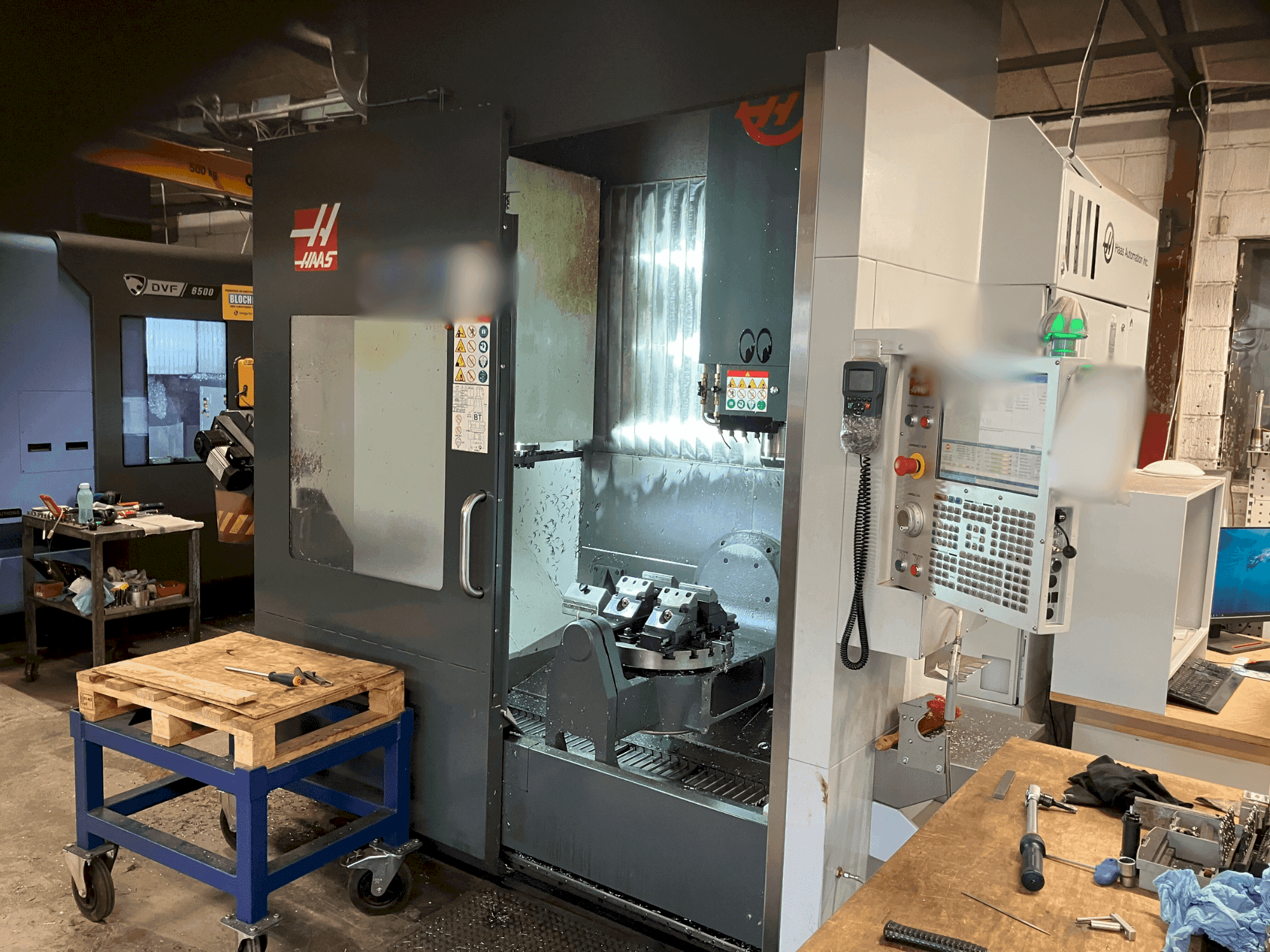 Vooraanzicht van HAAS UMC-750 machine