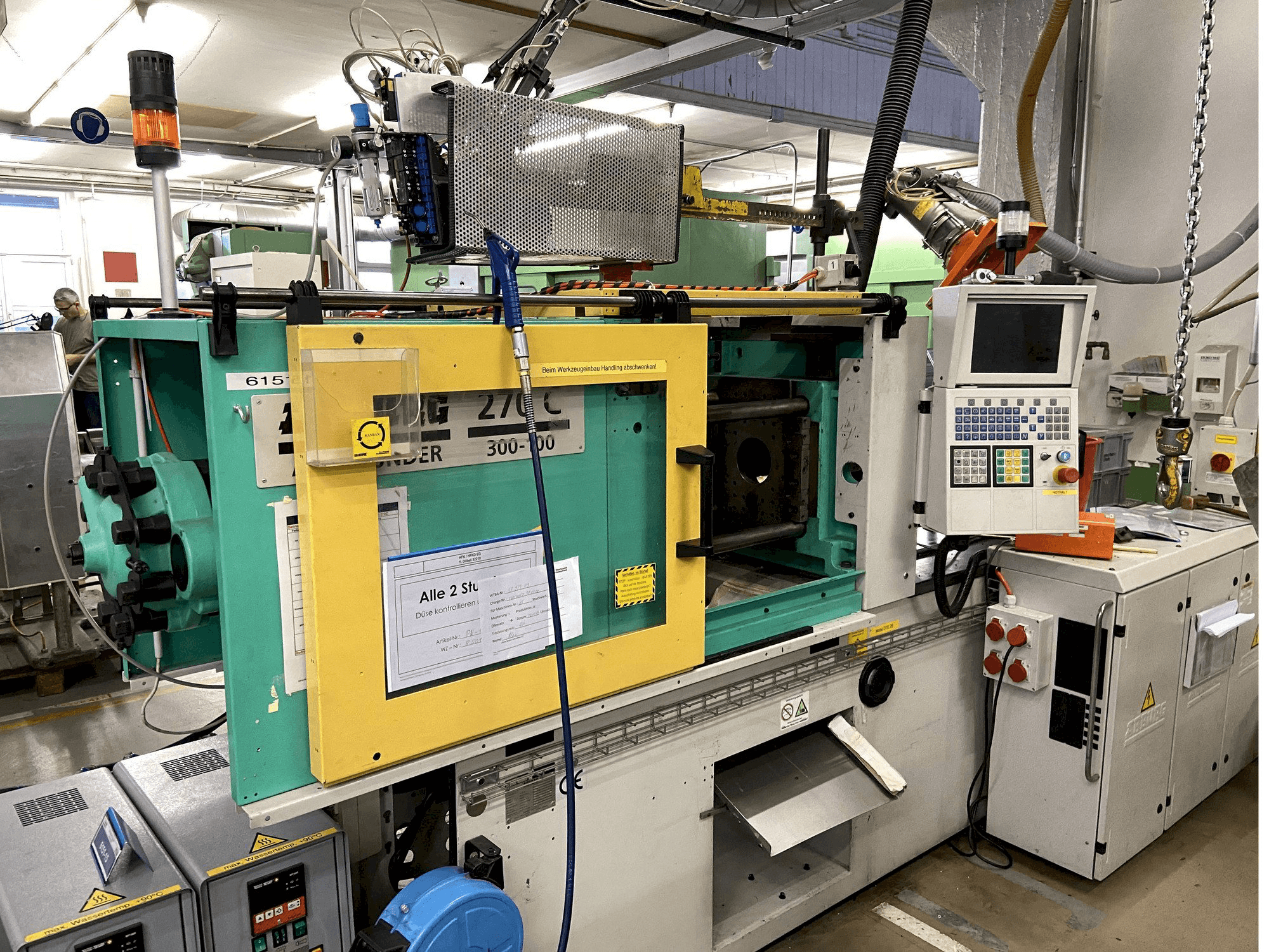 Vooraanzicht van Arburg ALLROUNDER 270 C 300 - 100 machine