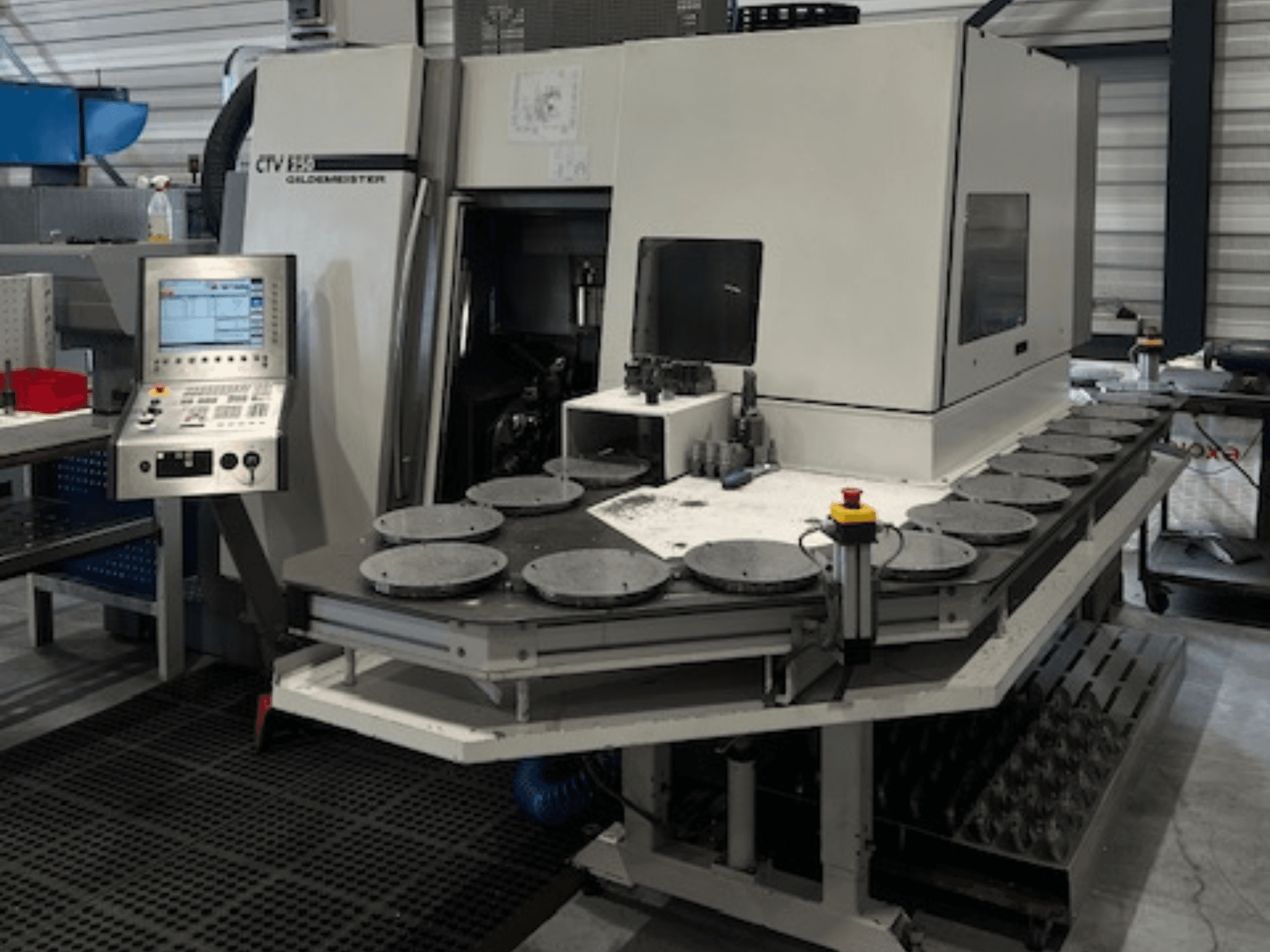 Alt-tekst: CTV E33 Goldmeister bewerkingsmachine in een werkplaats, vooraanzicht, met bedieningspaneel en meerdere ronde werkplatforms.