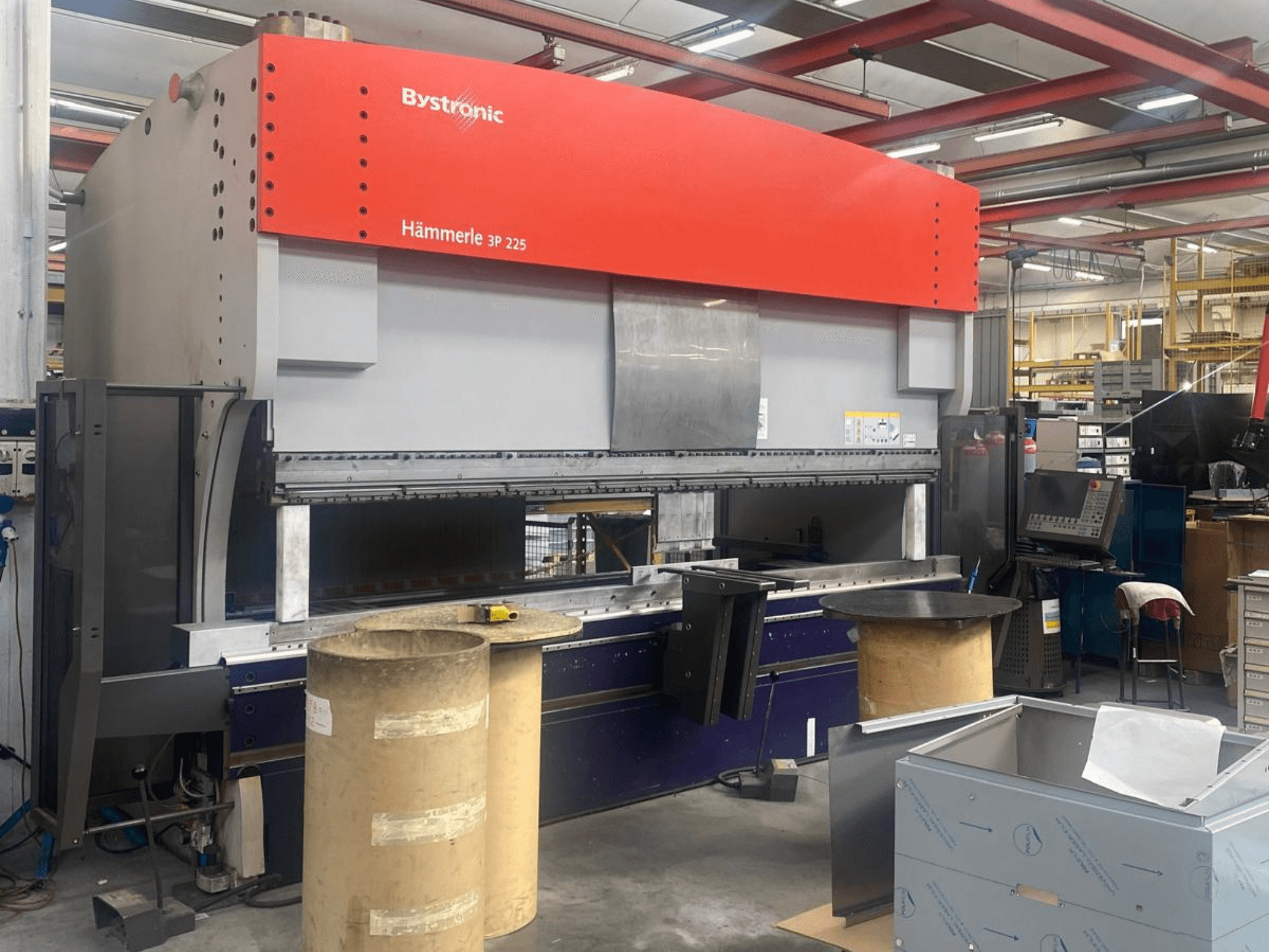 Bystronic Hammerle 225 3P-kantpers in een werkplaats, met een vooraanzicht, een grote buigtafel en de omliggende machines.