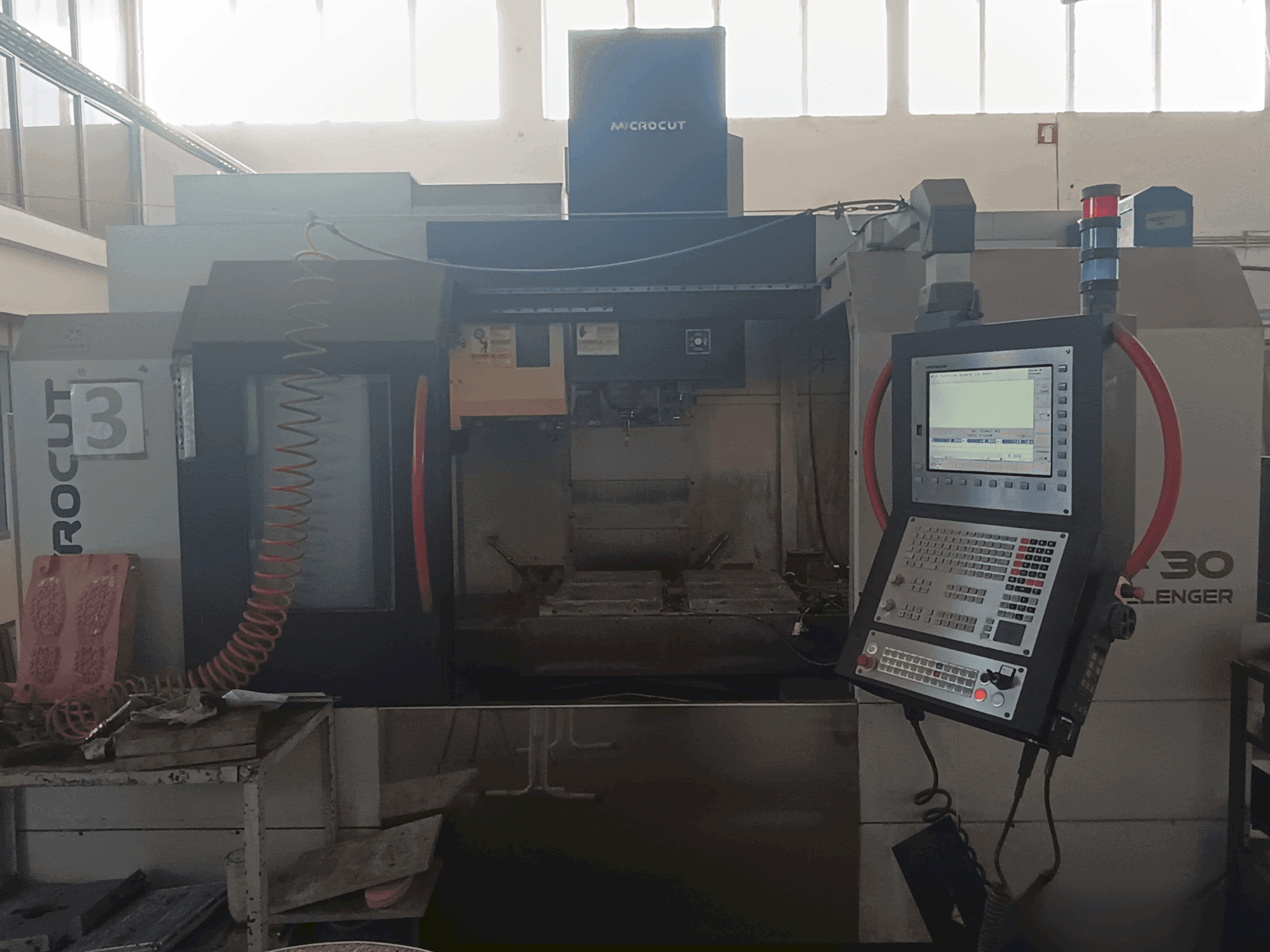 Vooraanzicht van MICROCUT V-30 Challenger machine