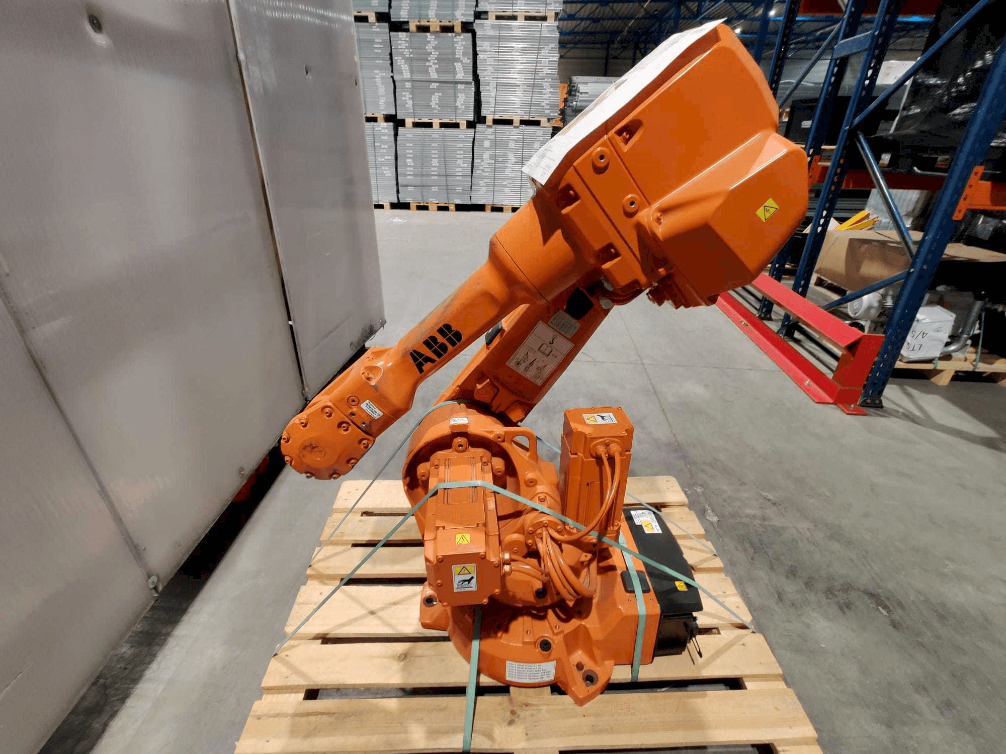 Vooraanzicht van ABB IRB 2600 M2004 machine