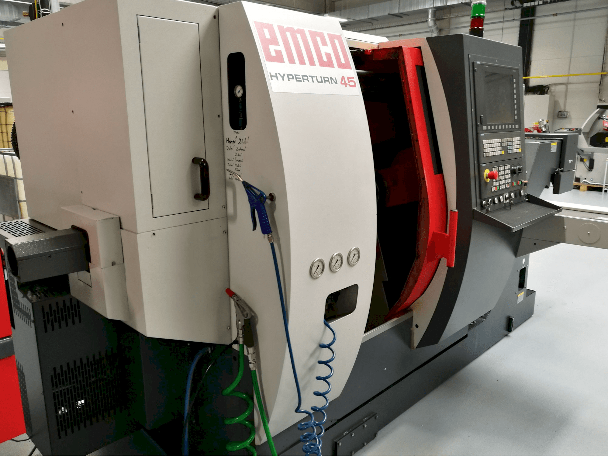 Links zicht van EMCO HYPERTURN 45 machine
