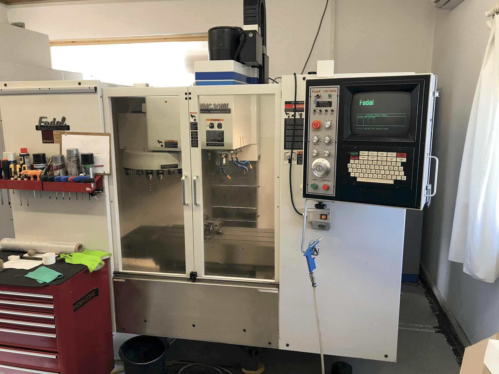 Vooraanzicht van FADAL VMC 3016 L machine