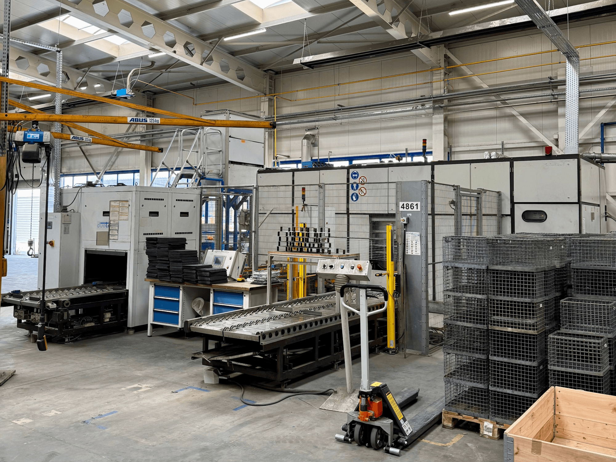 PERO V4/024 – Ex 7031-automatiseringssysteem in de werkplaats; inclusief transportband, bedieningspaneel en gestapelde draadbakken.