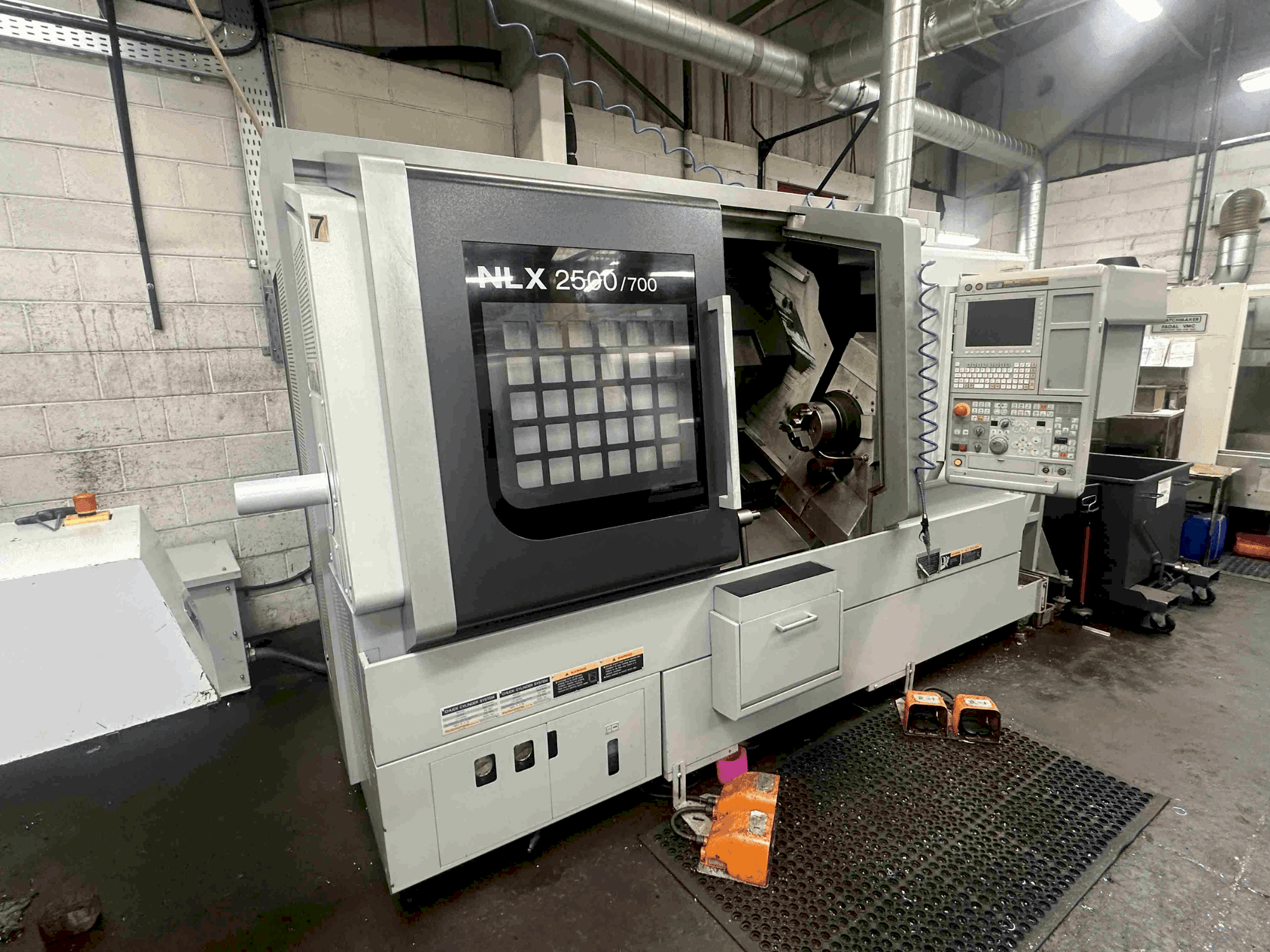 Linkerzijdeaanzicht van DMG MORI NLX2500SY/700 machine