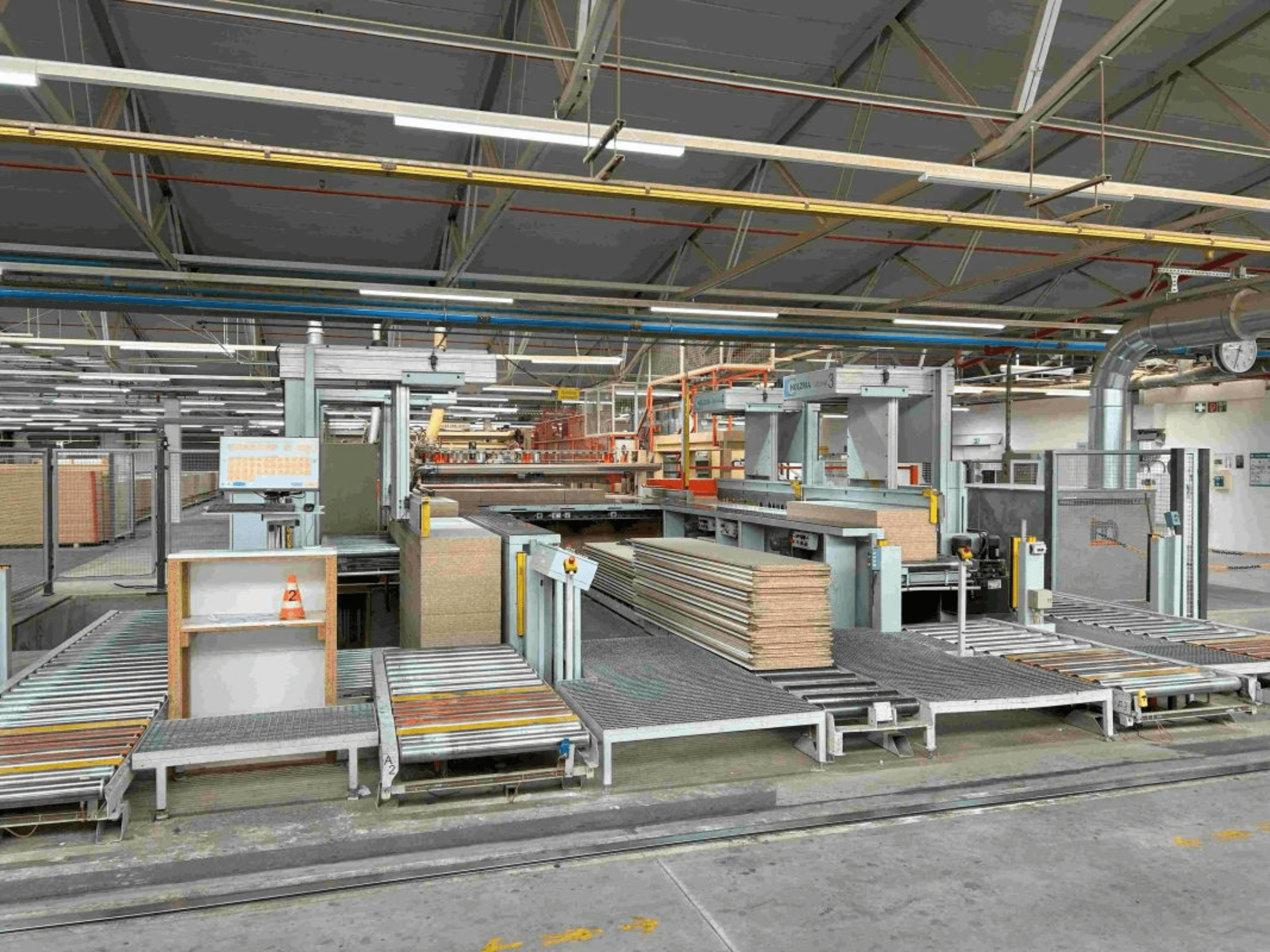 Interieur van productiefaciliteit met assemblagelijnen met gestapelde panelen en machines, vooraanzicht, heldere verlichting, moderne apparatuur.