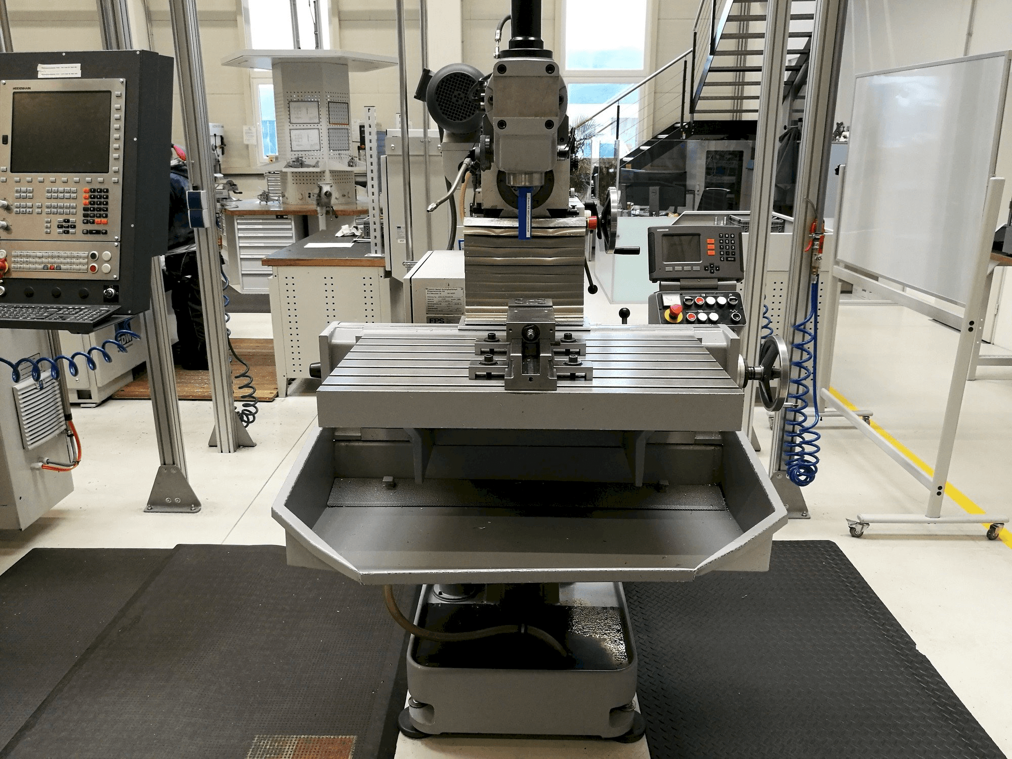 Vooraanzicht van DECKEL FP4 machine
