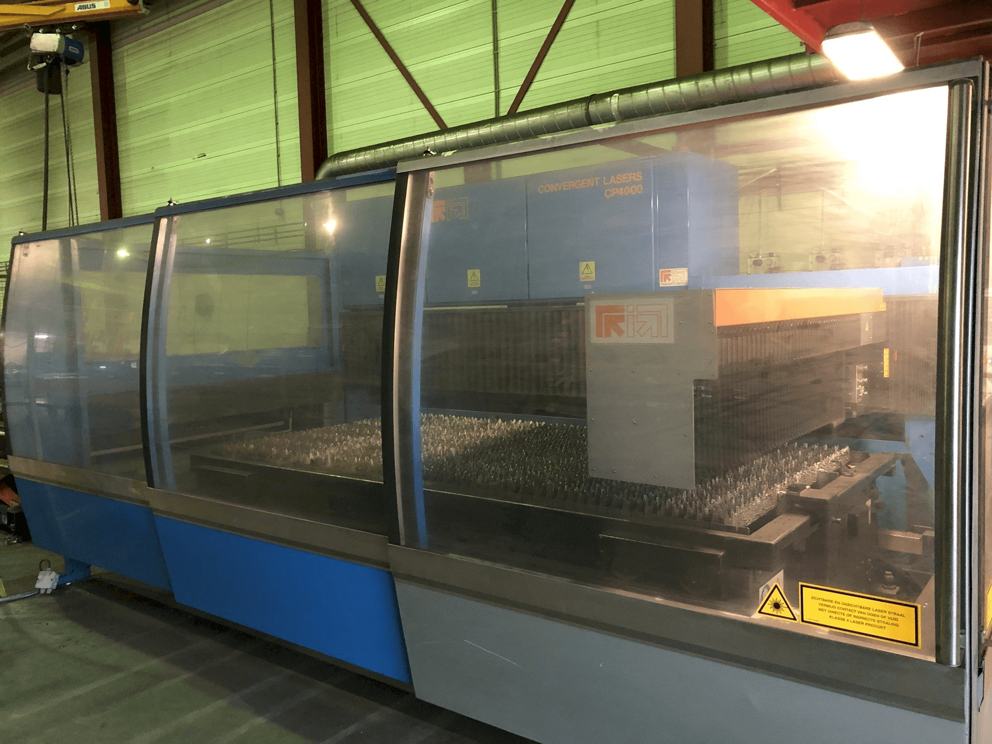 Vooraanzicht van Prima Power Platino CP4000 machine