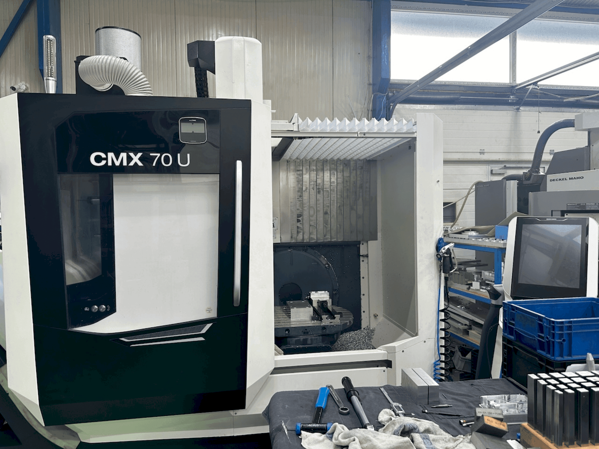 Vooraanzicht van DMG MORI CMX 70 U machine
