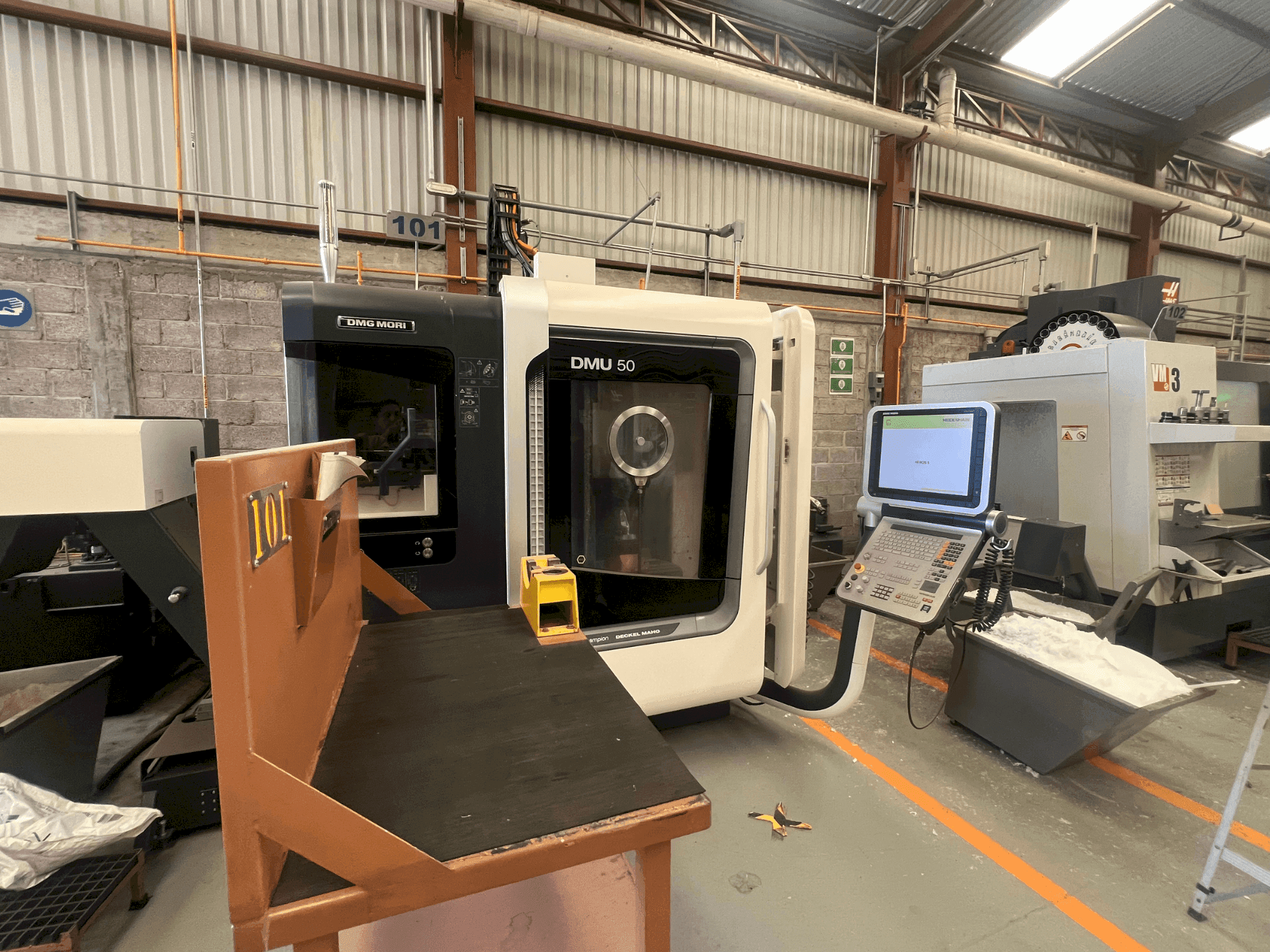 Vooraanzicht van DMG MORI DMU 50 machine