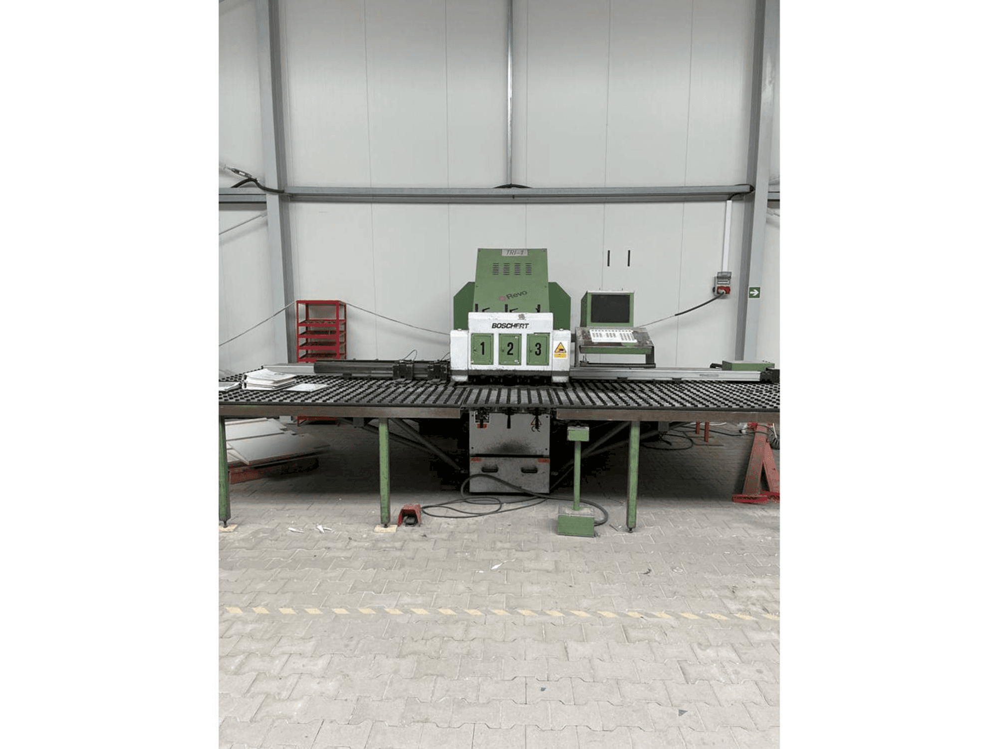 Vooraanzicht van BOSCHERT TRI 1250 CNC Z machine