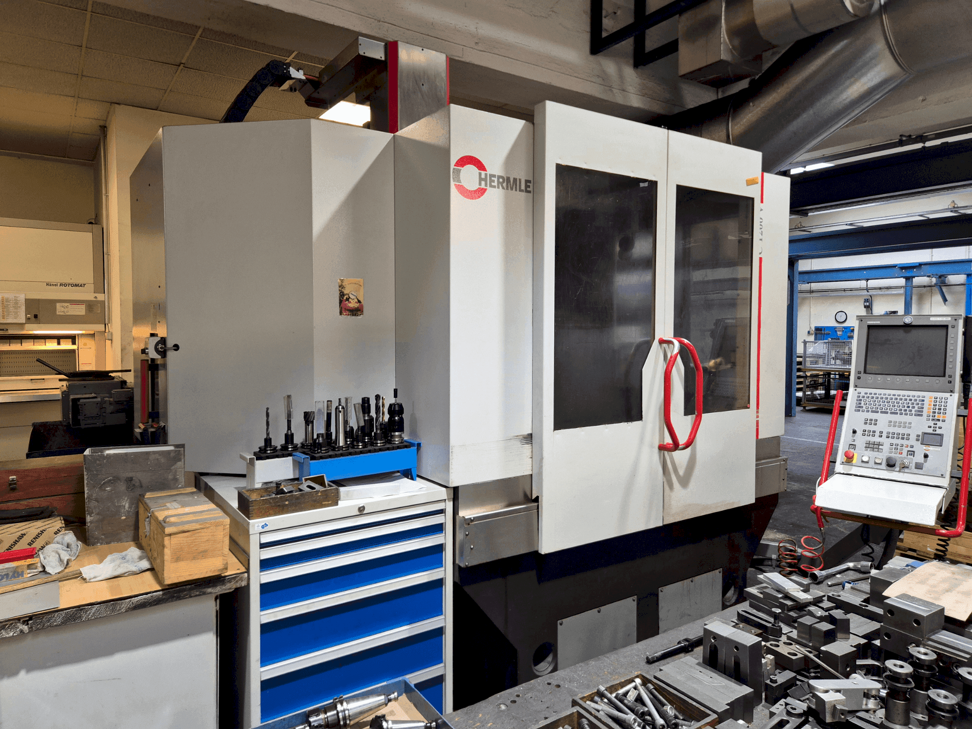 Vooraanzicht van HERMLE C 1200 V machine